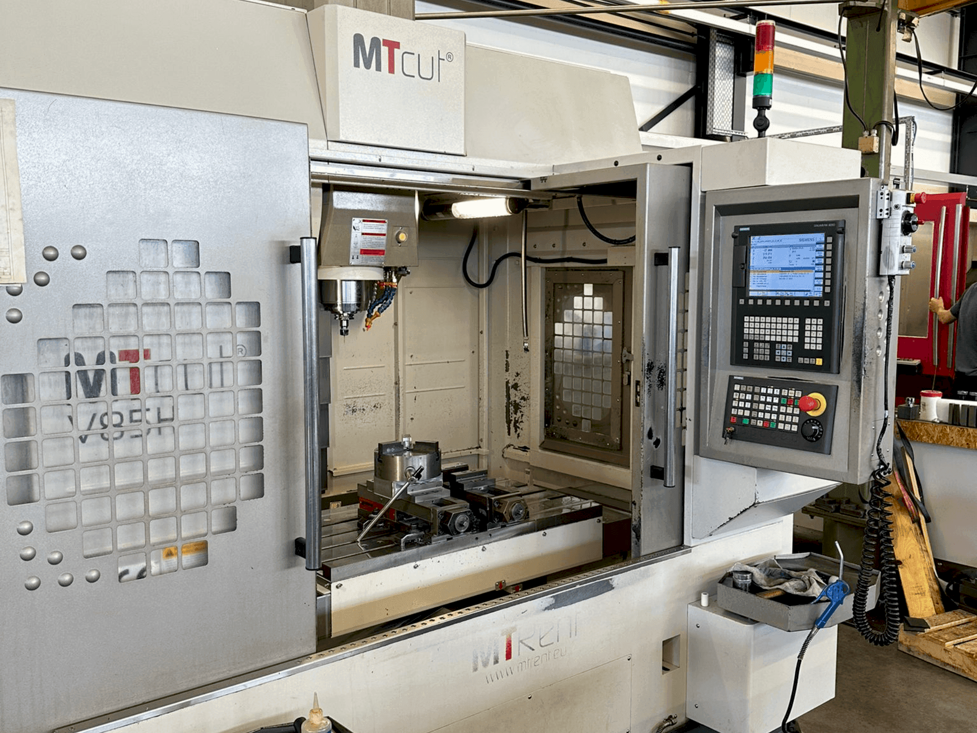 Vista frontal de la máquina MTcut V 85 H