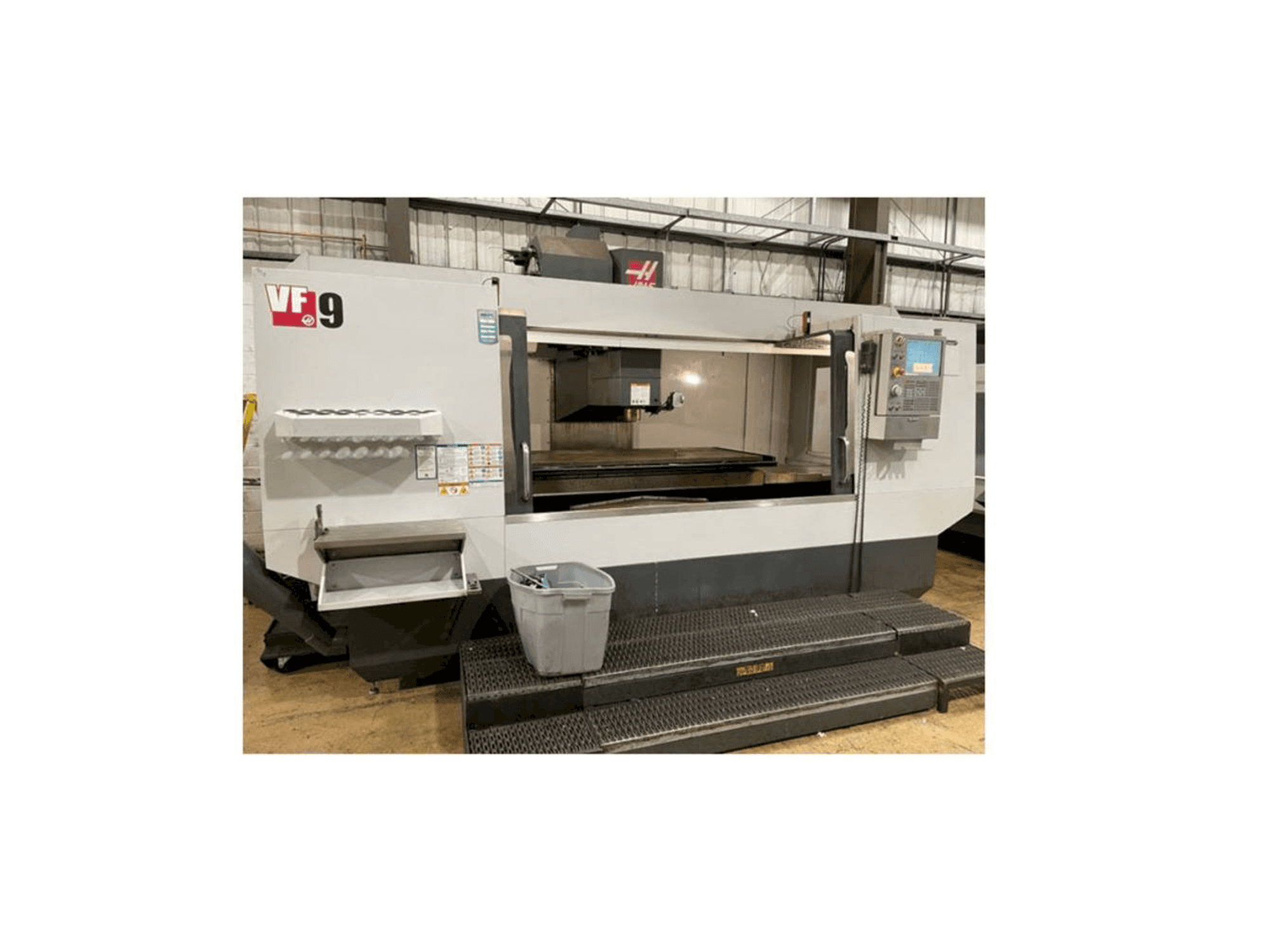 Vista frontal de la máquina HAAS VF-9