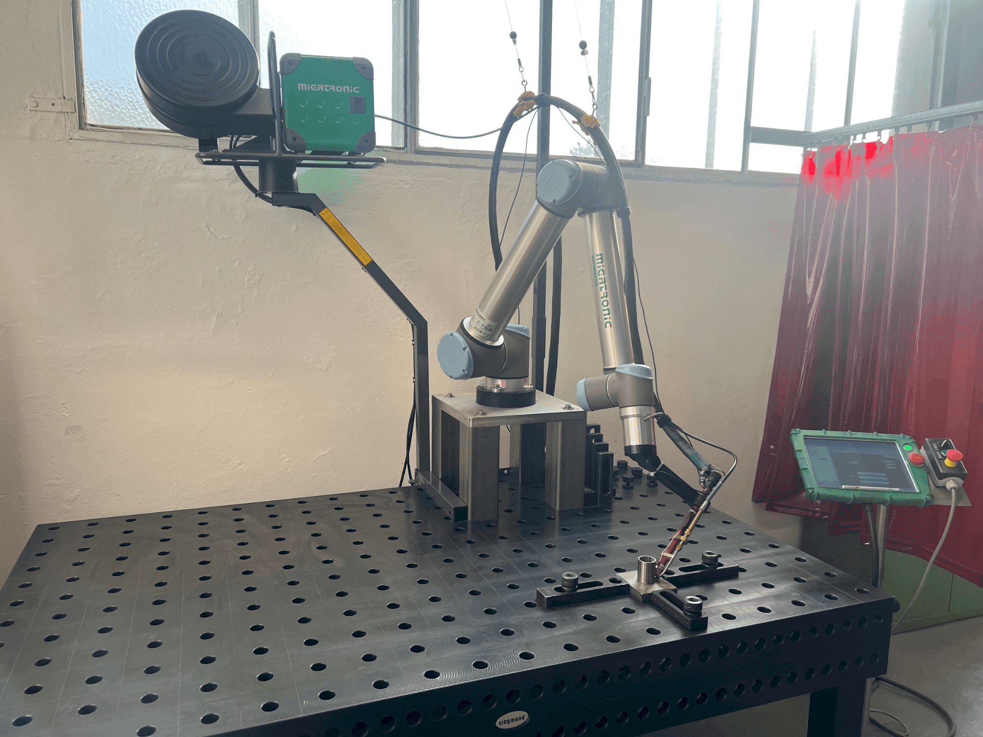 Vista frontal de la máquina Universal Robots UR10 (2021)