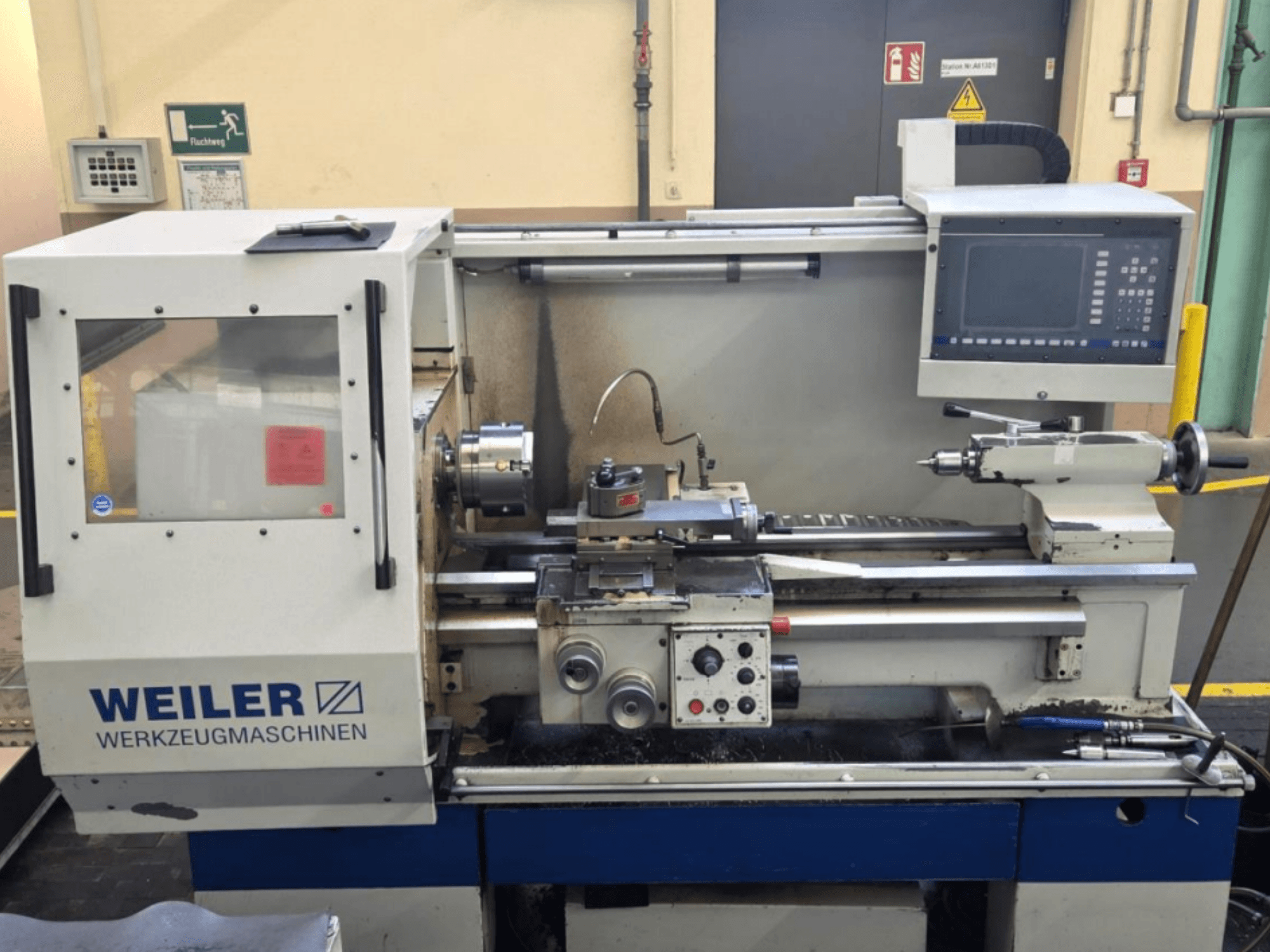 Máquina de torneado horizontal Weiler E35 D, vista frontal, mostrando el panel de control, el husillo y los detalles del área de corte.