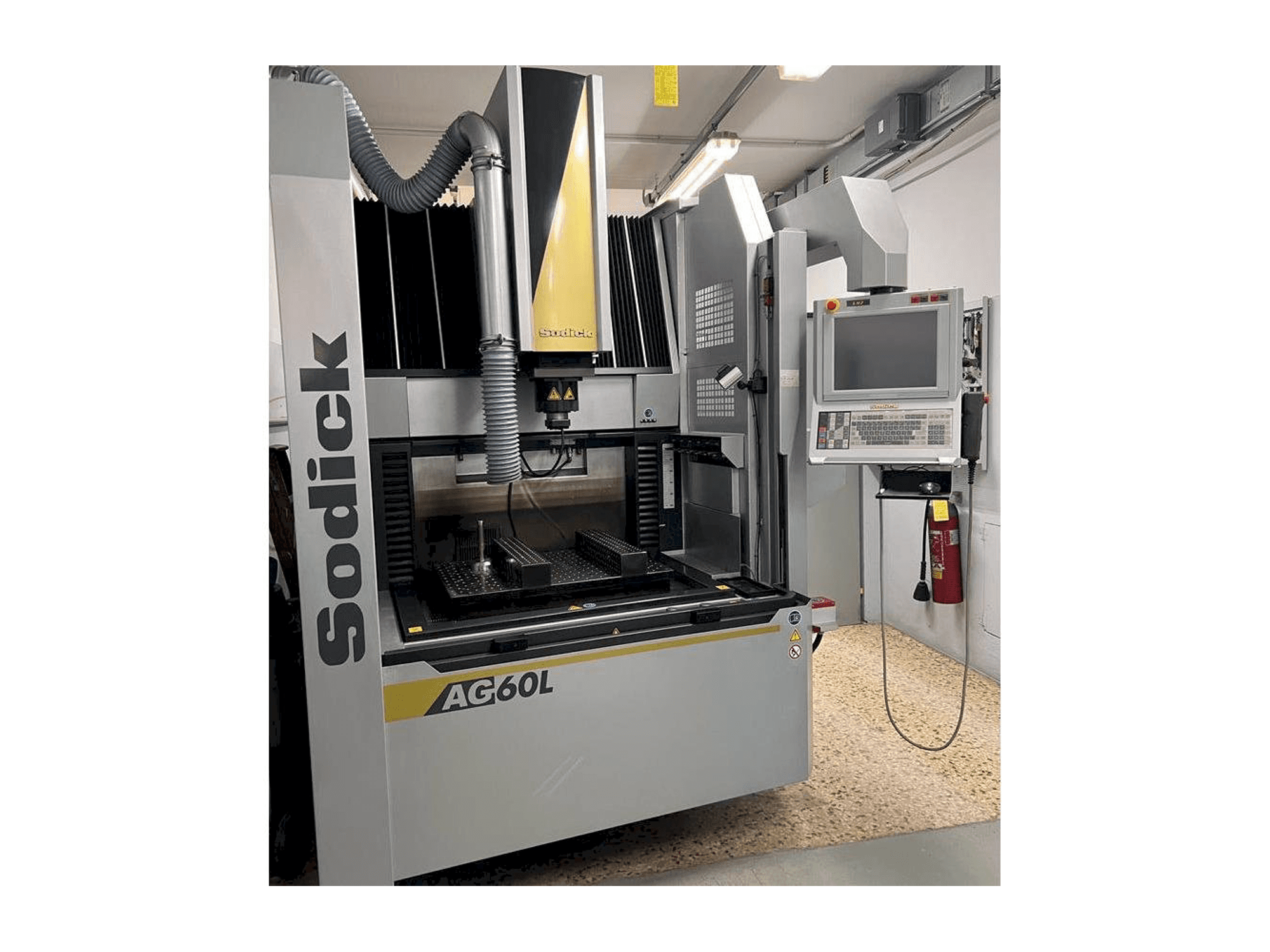 Vista frontal de la máquina Sodick AG 60L