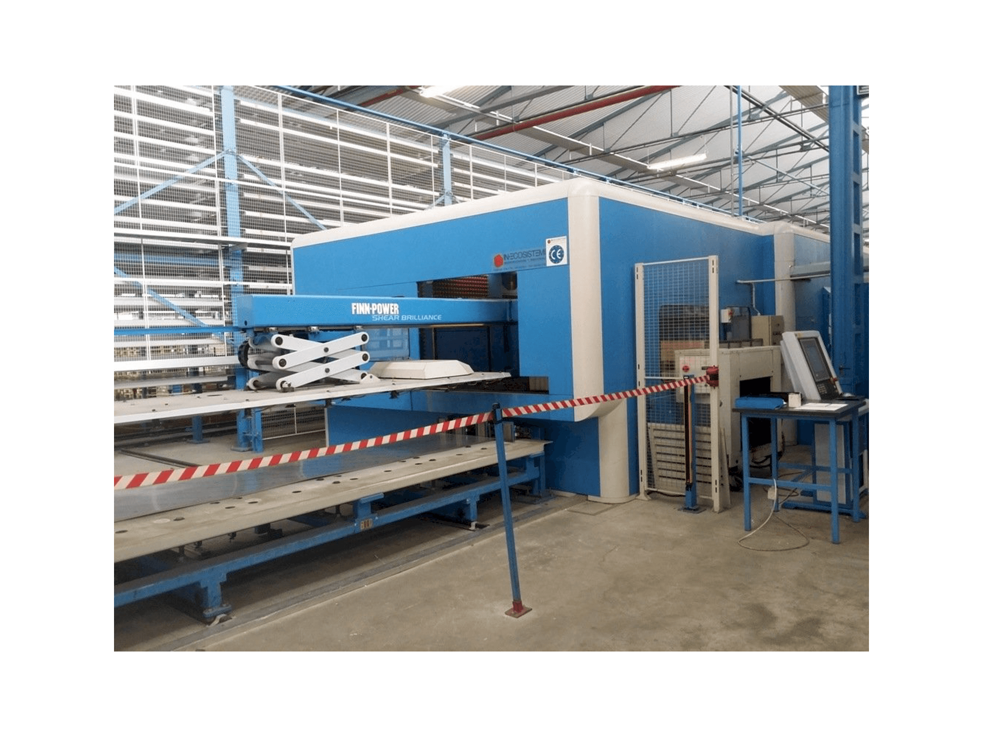 Vista frontal de la máquina Finn-Power SB8