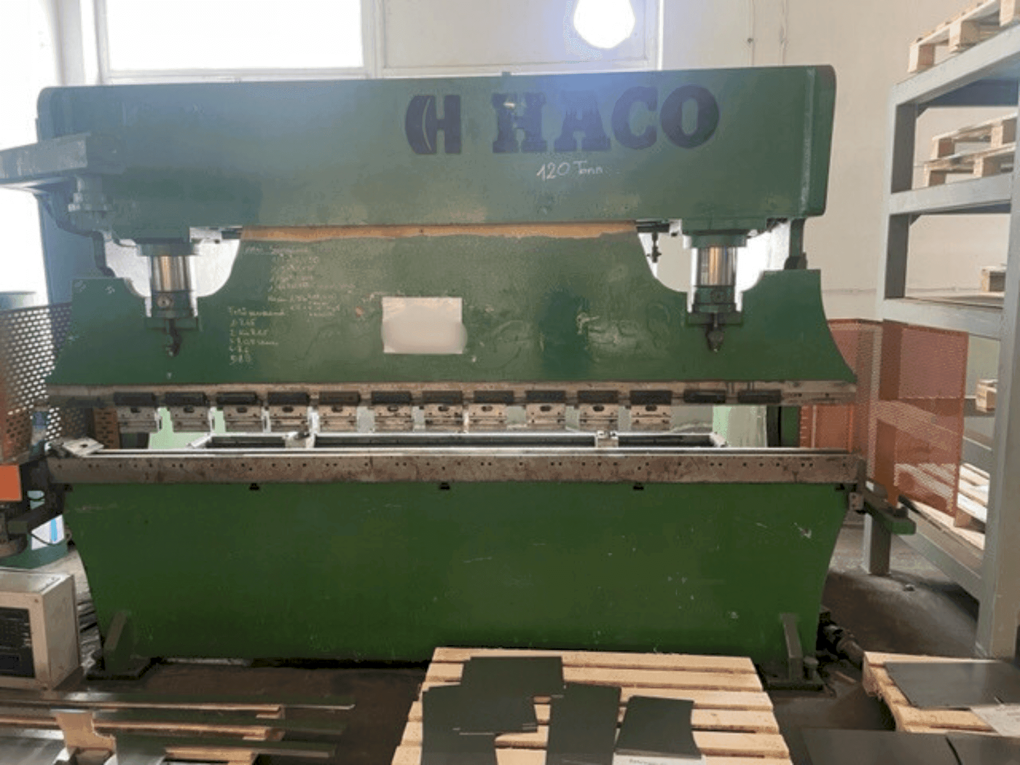 Vista frontal de la máquina HACO PPE S30135