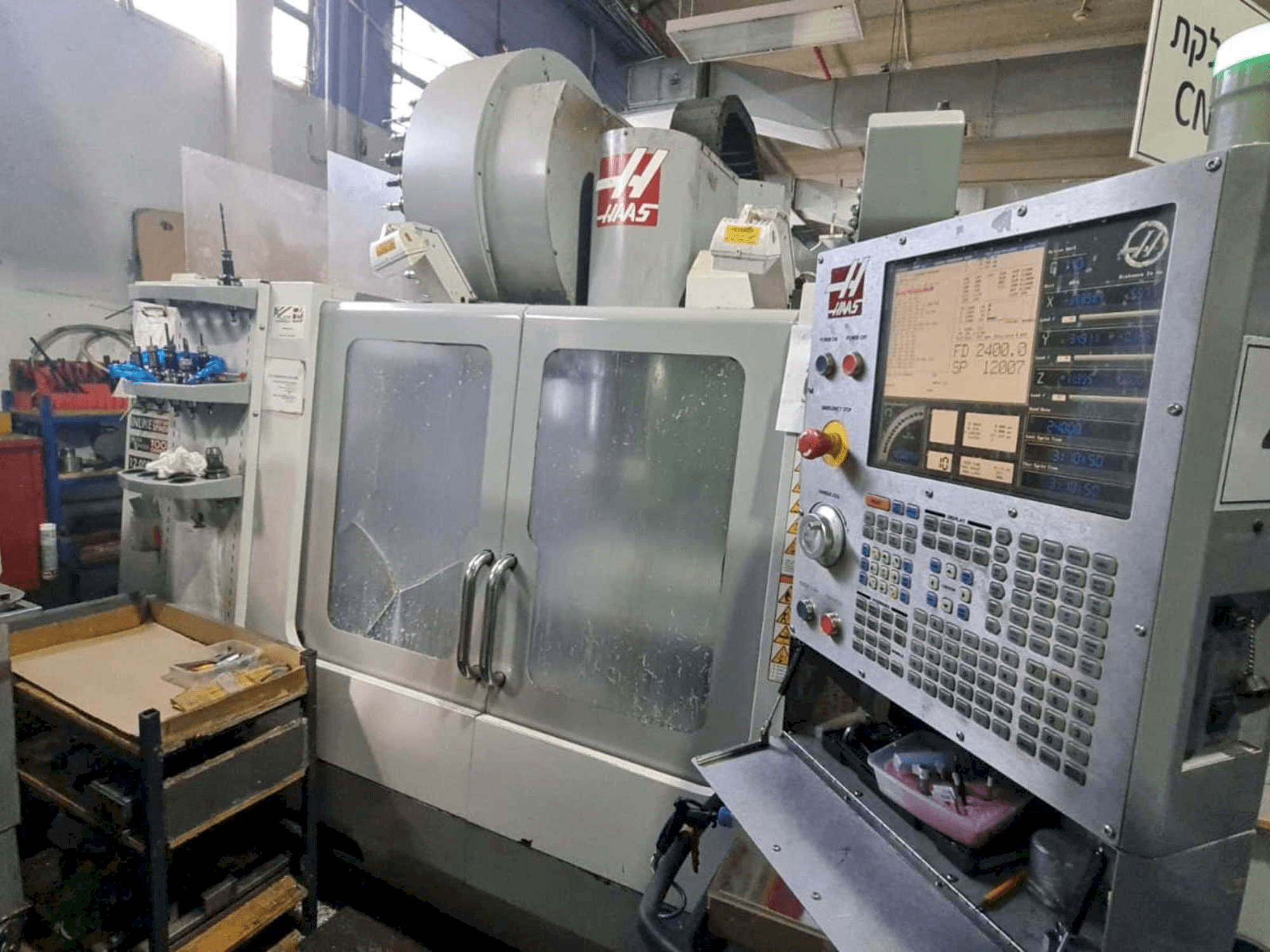 Vista frontal de la máquina HAAS VF-3SS
