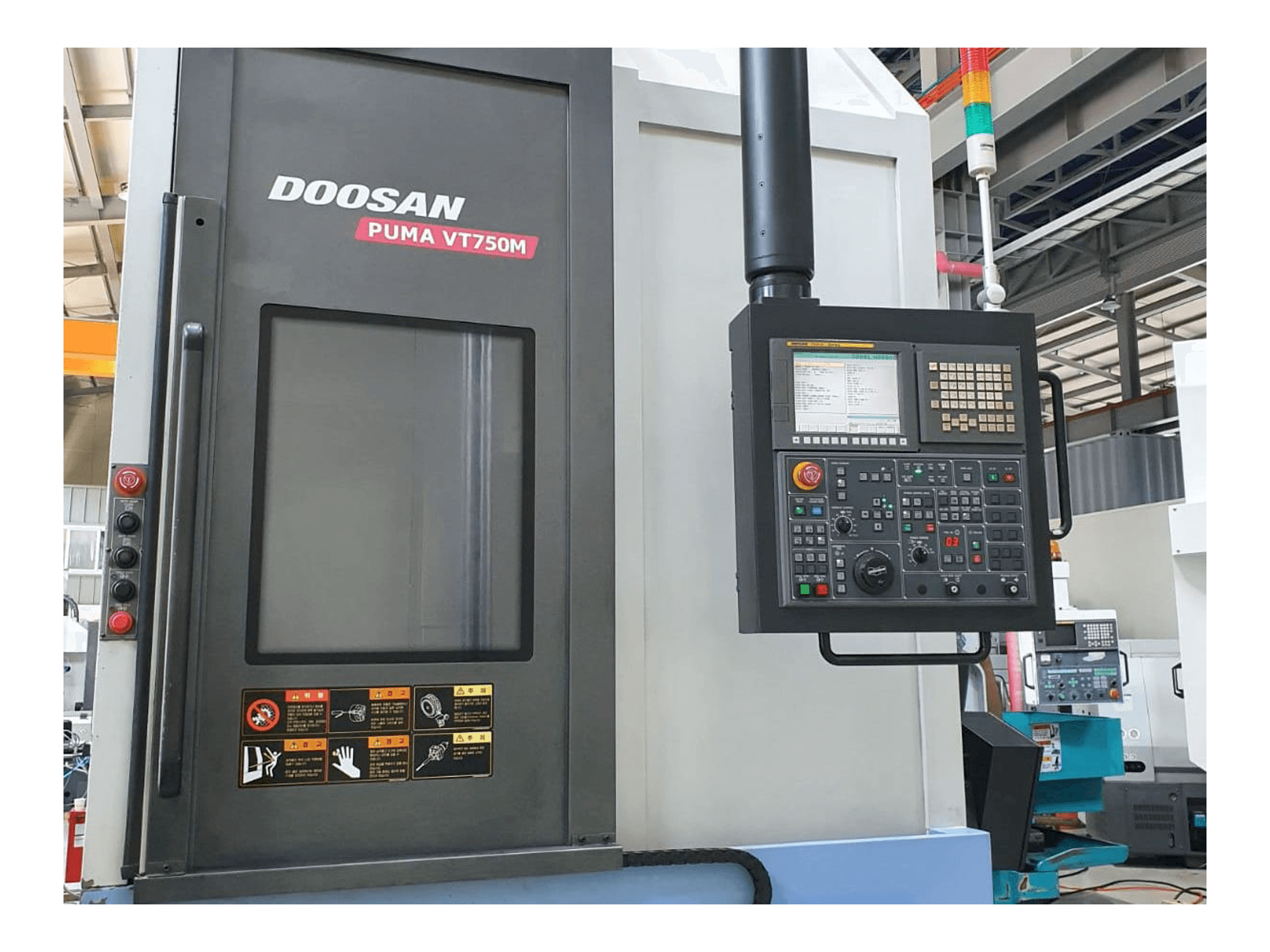 Vista frontal de la máquina Doosan Puma VT750M