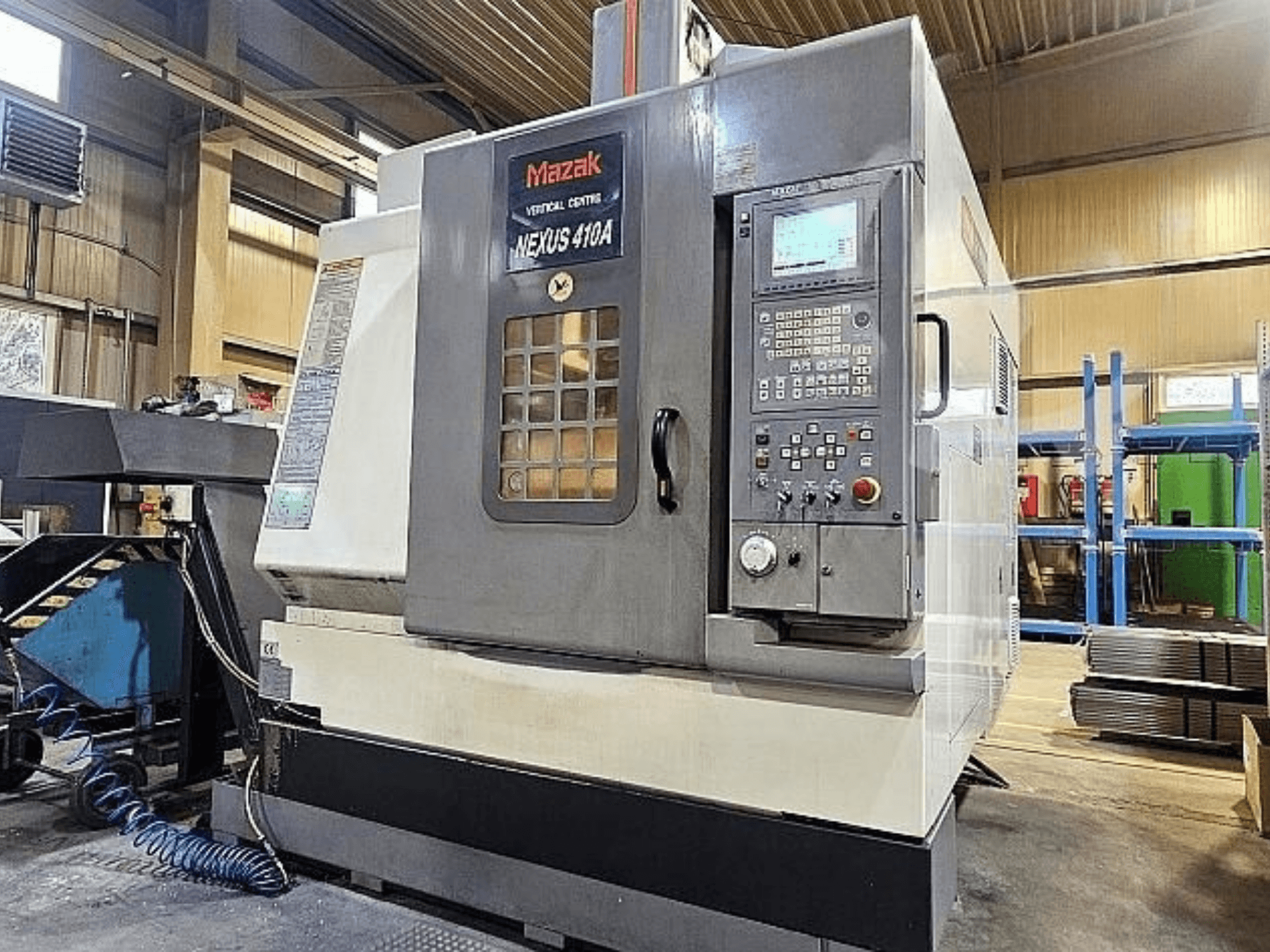 Centro de mecanizado vertical Mazak VCN-410A; vista lateral en la que se aprecian el panel de control, el portaherramientas y las características operativas.