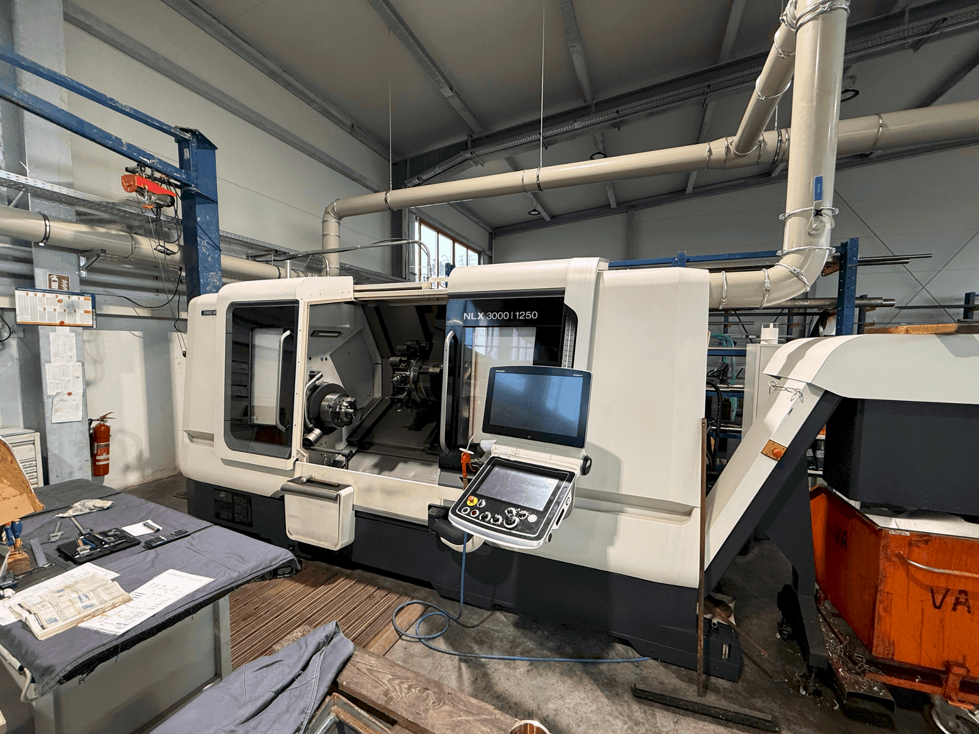Vista frontal de la máquina DMG MORI NLX 3000 Y / 1250