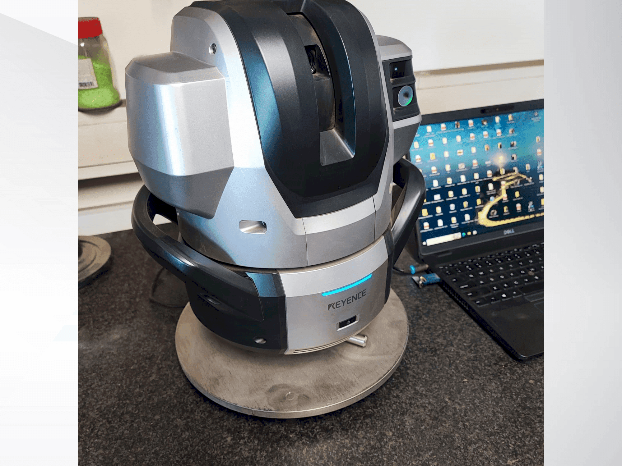 Vista frontal de la máquina KEYENCE WM 3000