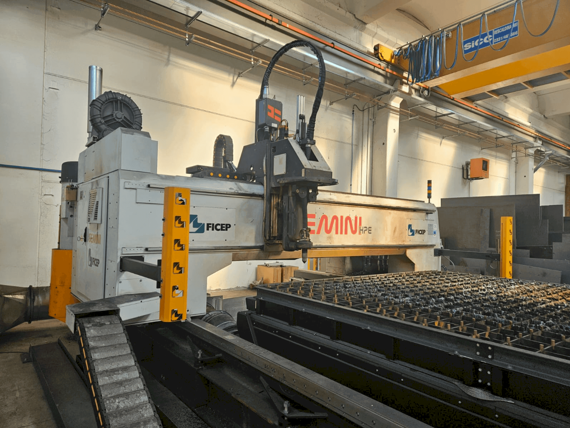 Vista frontal de la máquina FICEP GEMINI G32 HPE