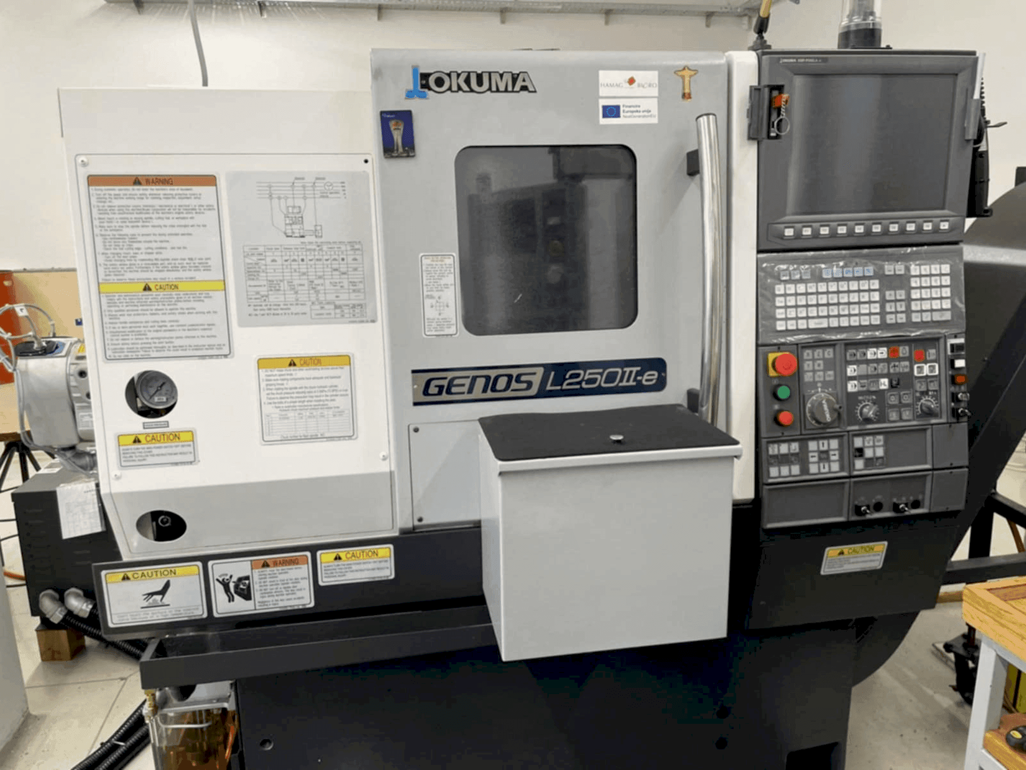 Vista frontal de la máquina Okuma GENOS L250IIe