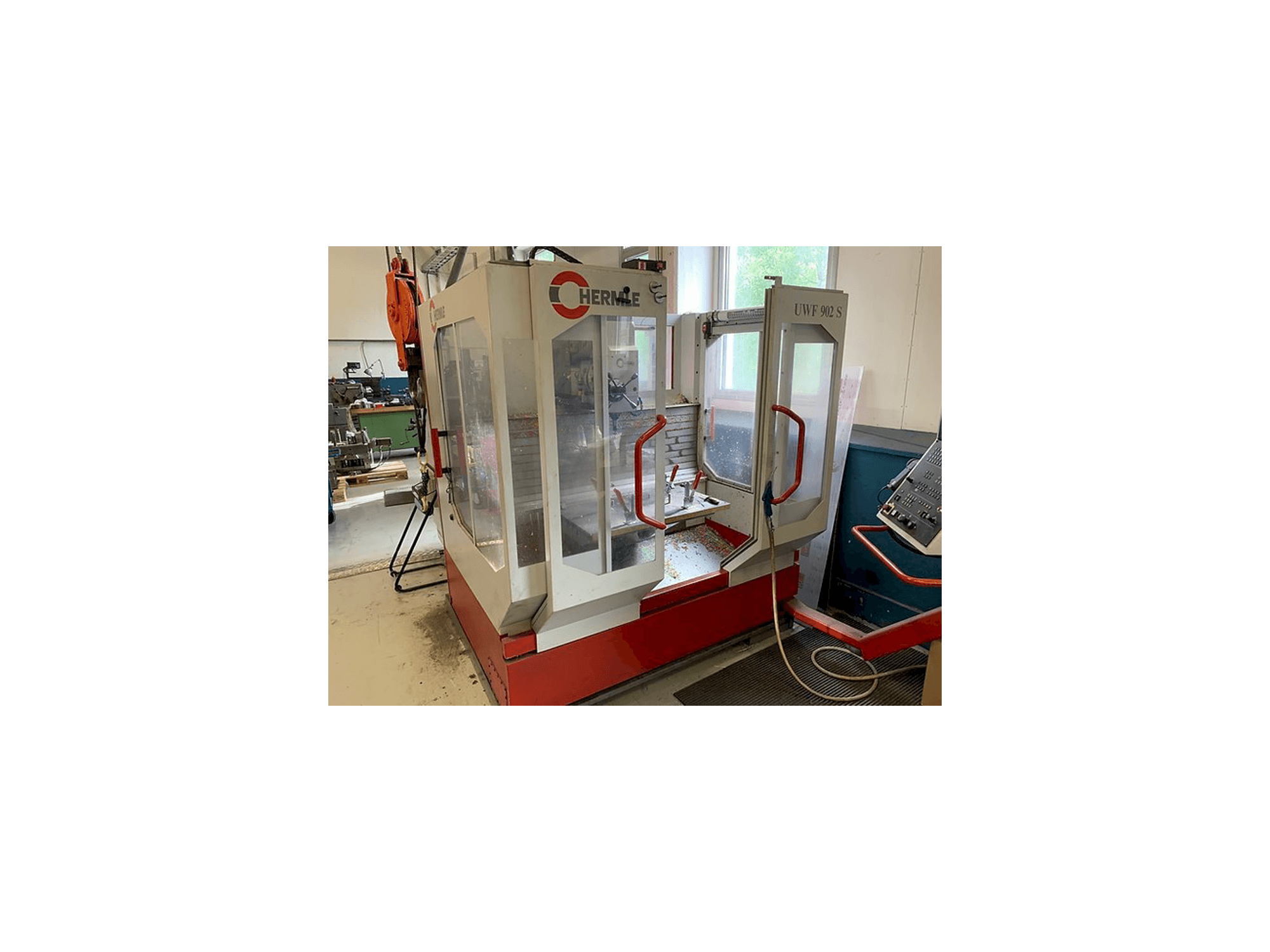 Vista frontal de la máquina HERMLE UWF 902 S