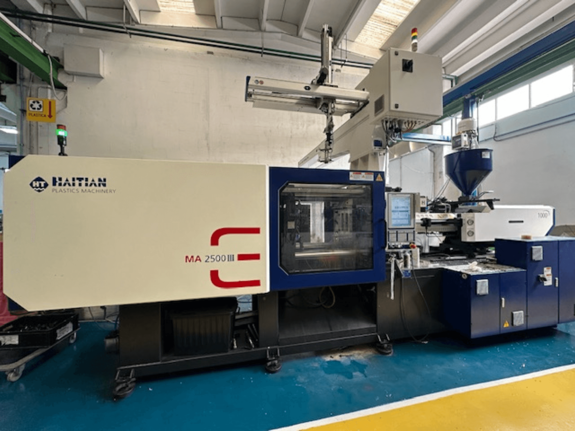 Máquina de moldeo por inyección hidráulica Haitian MA 2500 III, vista frontal que muestra el panel de control y la tolva.