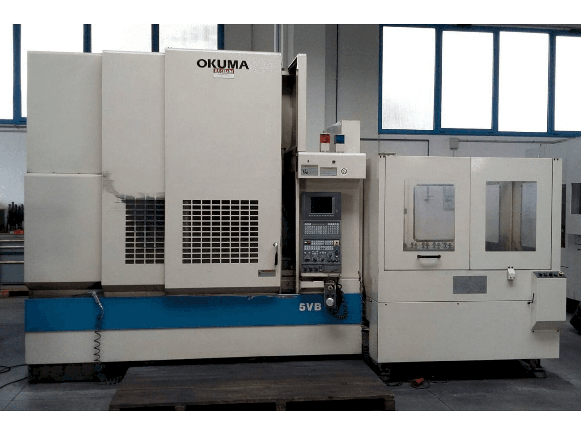 Vista frontal de la máquina Okuma MX55 VB