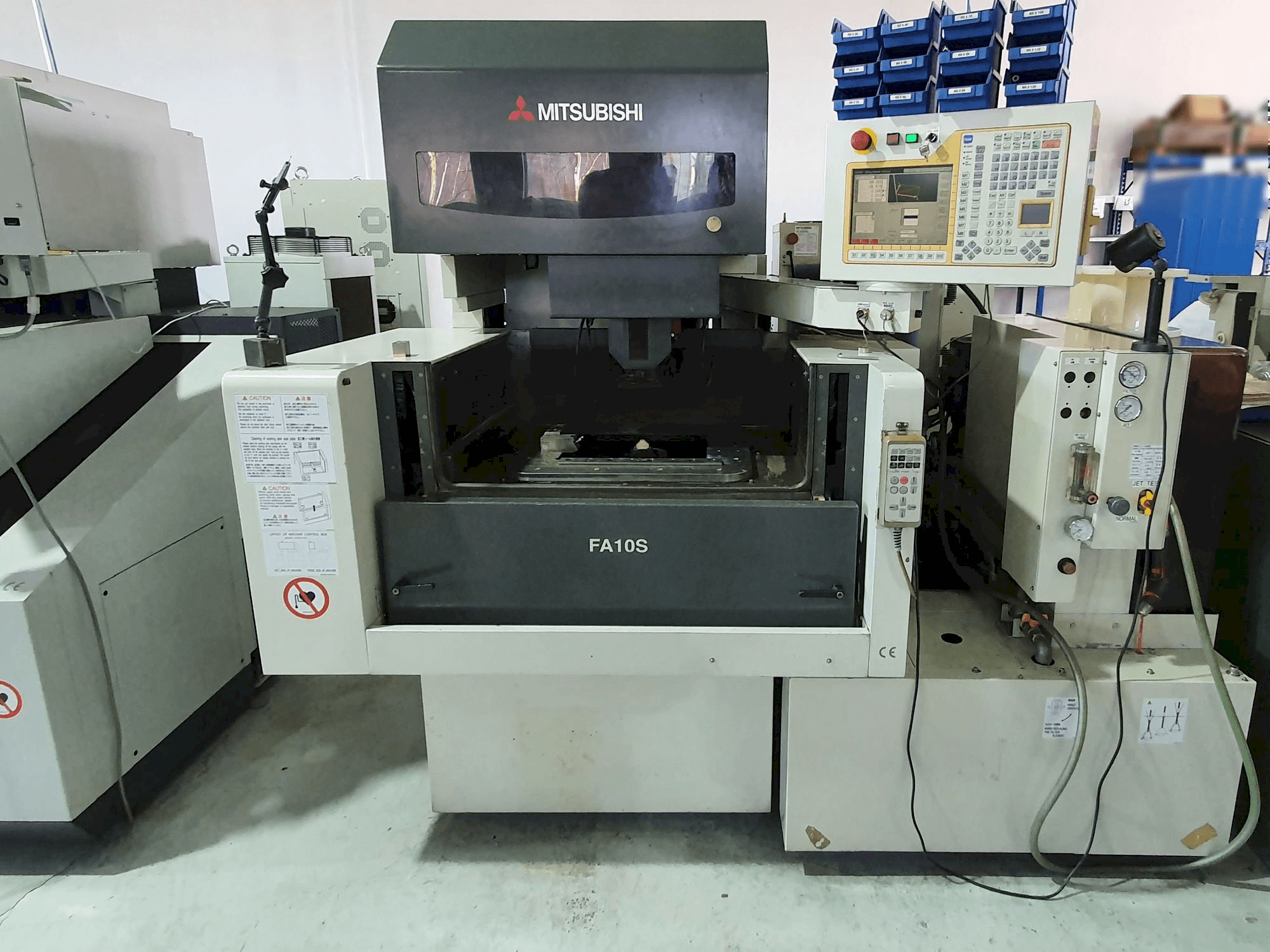 Vista frontal de la máquina Mitsubishi FA10SM