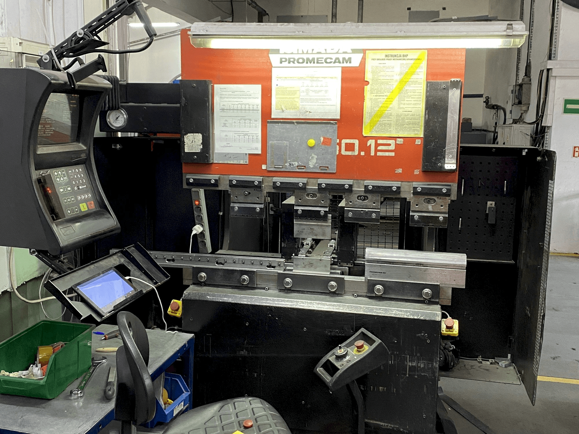 Vista frontal de la máquina AMADA ITPS2 50-12