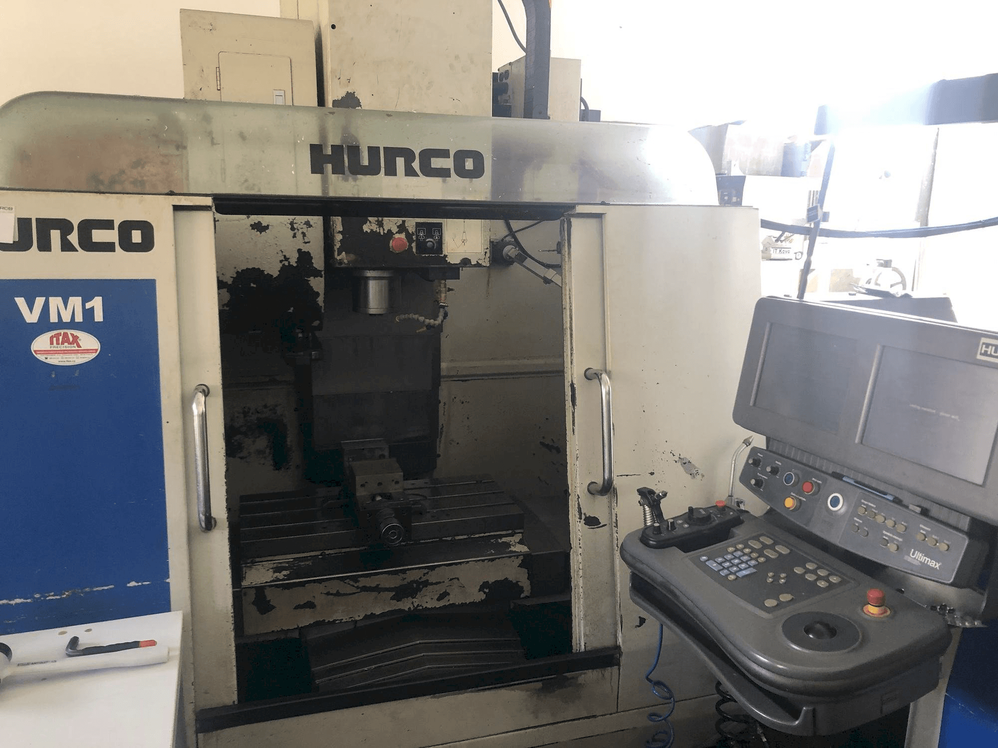 Vista frontal de la máquina Hurco VM 1