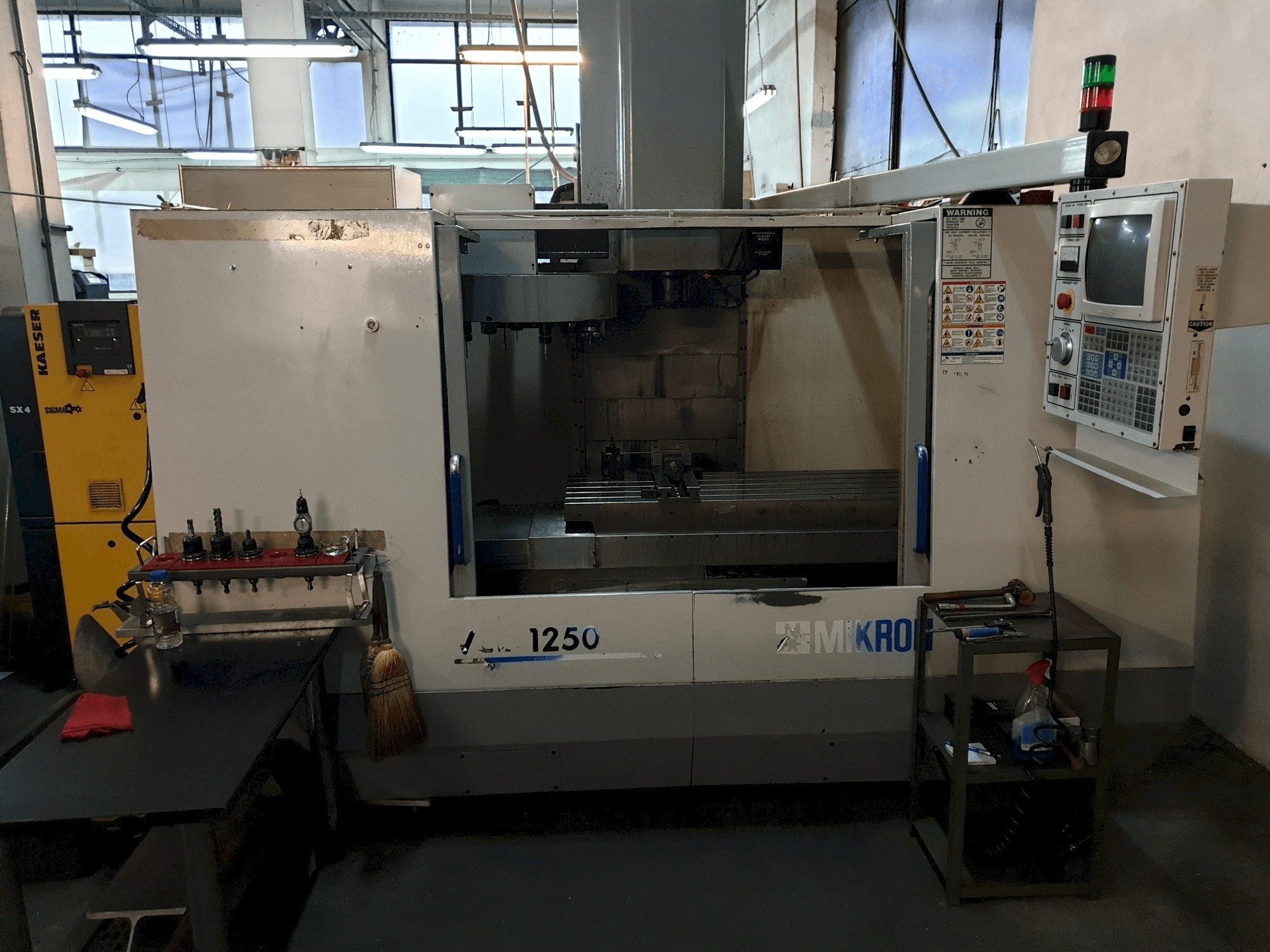 Vista frontal de la máquina MIKRON-HAAS VCE 1250