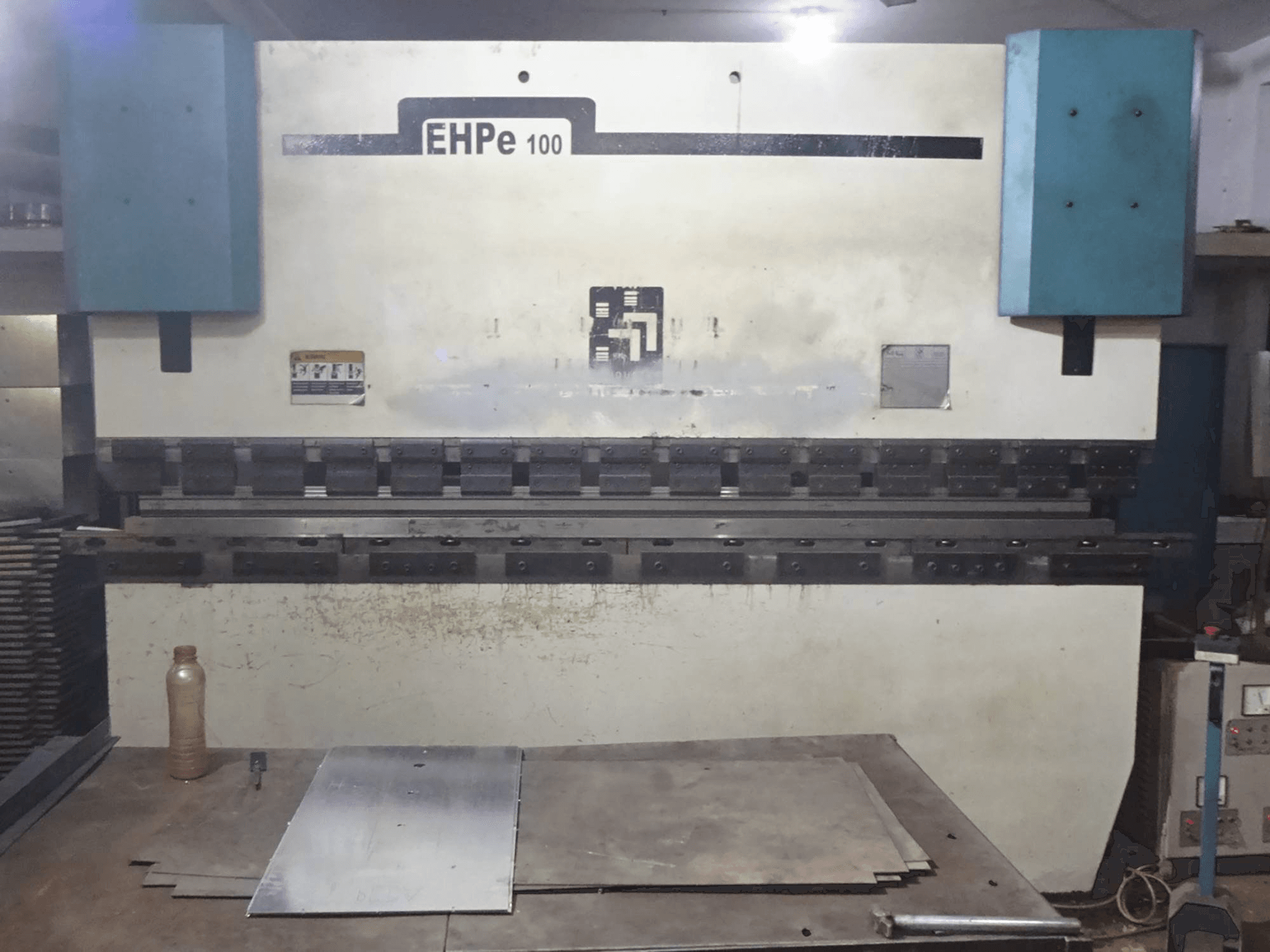 Vista frontal de la máquina Hindustan Hydraulics EHP E 100