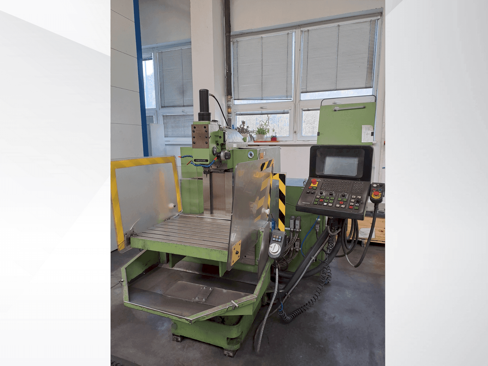 Vista frontal de la máquina DECKEL FP 3A (1999)