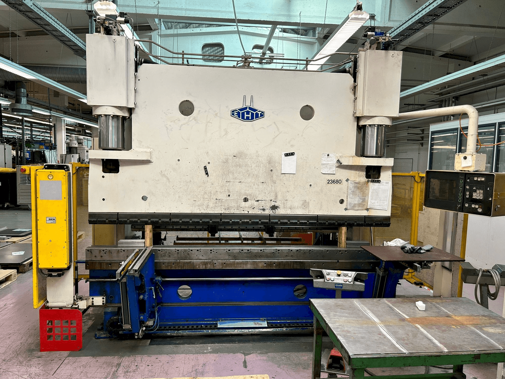 Vista frontal de la máquina EHT EHPS 25-30