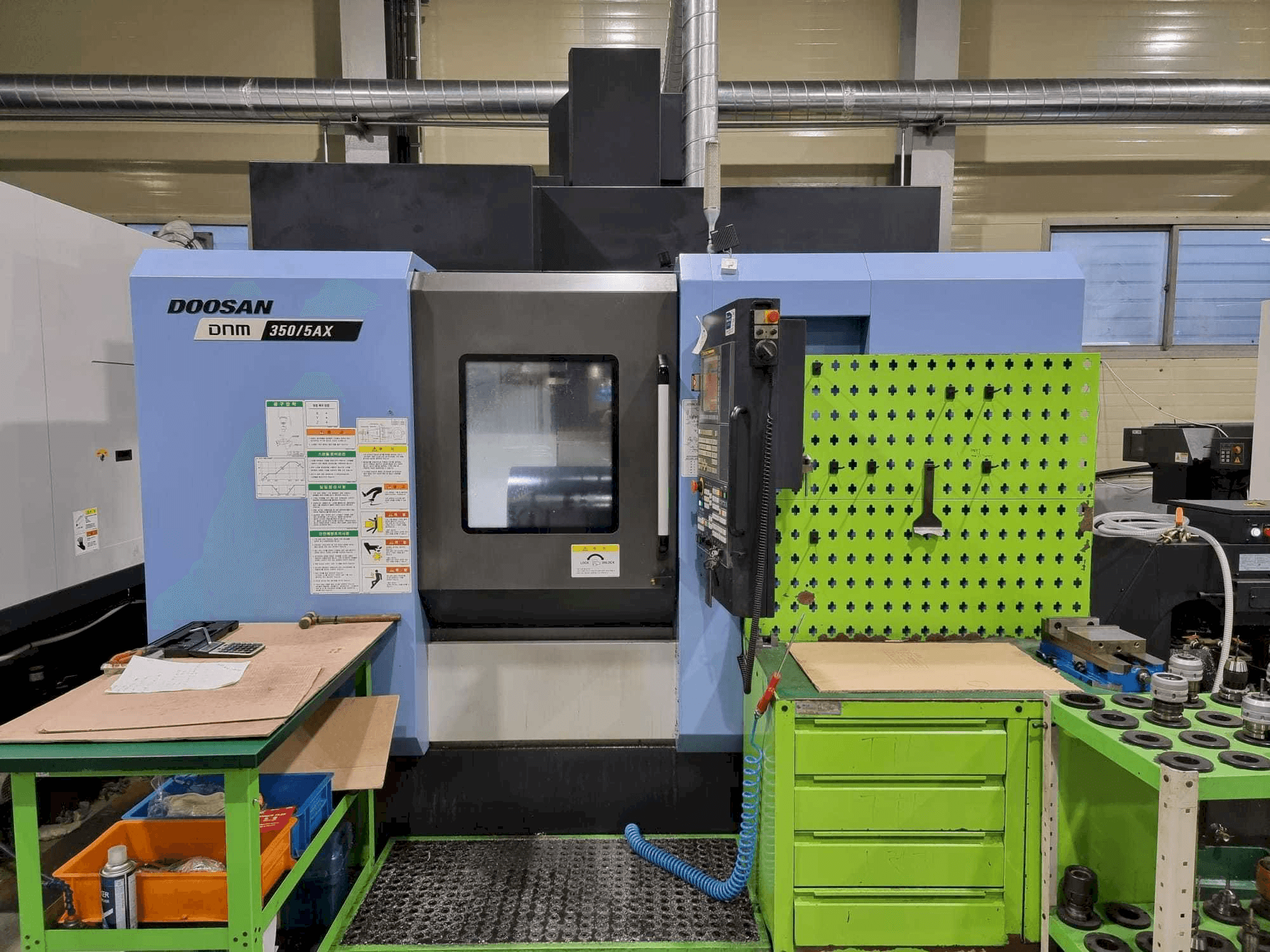 Vista frontal de la máquina Doosan DNM350/5AX