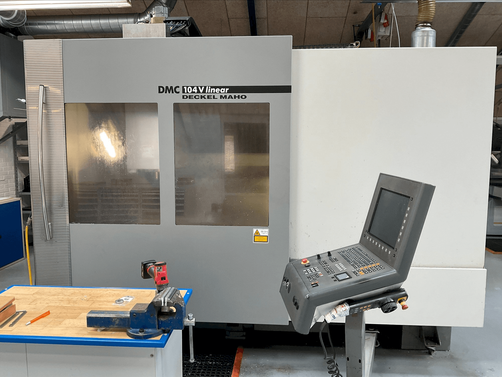 Vista frontal de la máquina DMG MORI DMC 104V linear