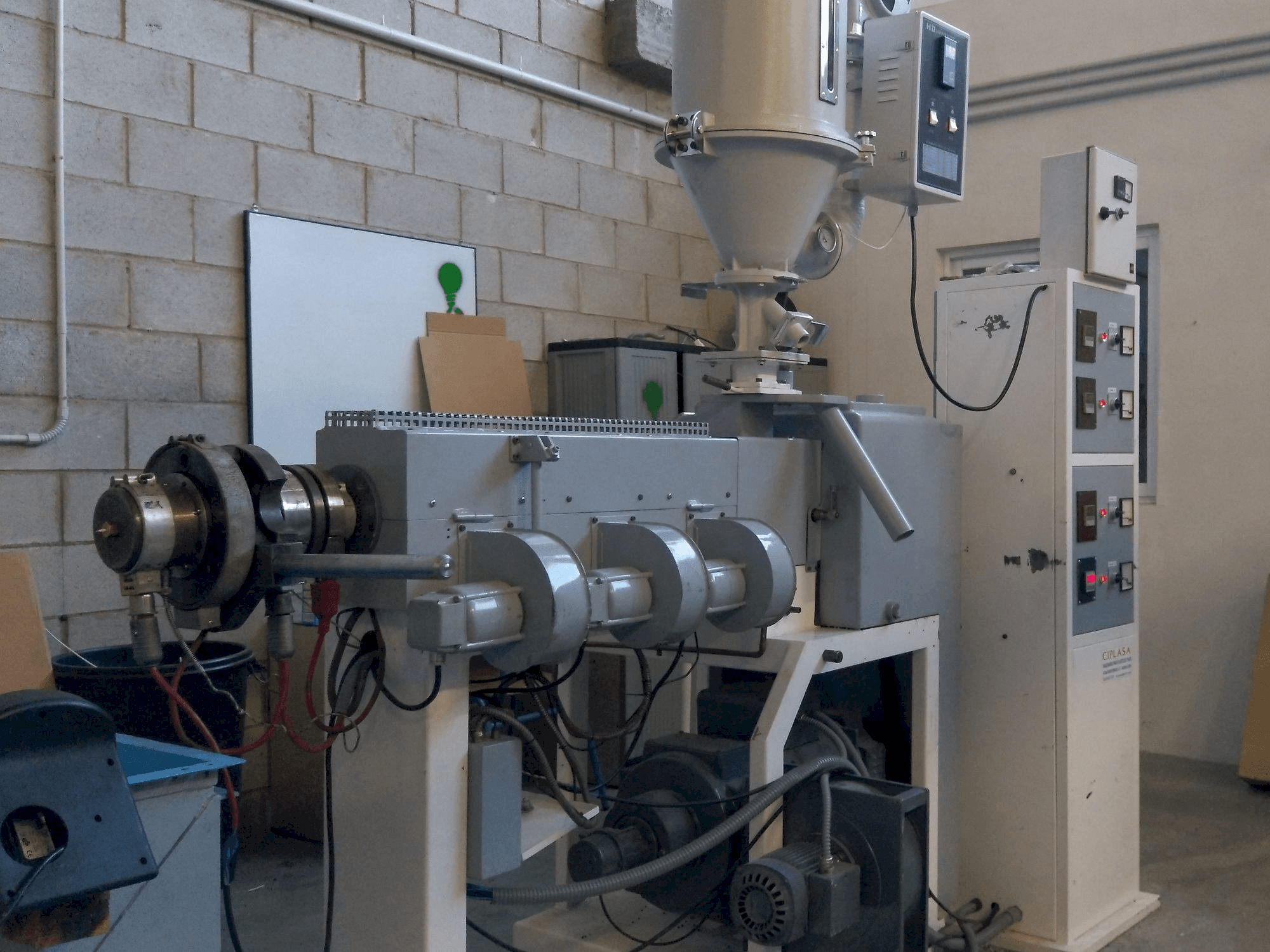 Vista lateral izquierda de la máquina Mateu & Solé EX 38