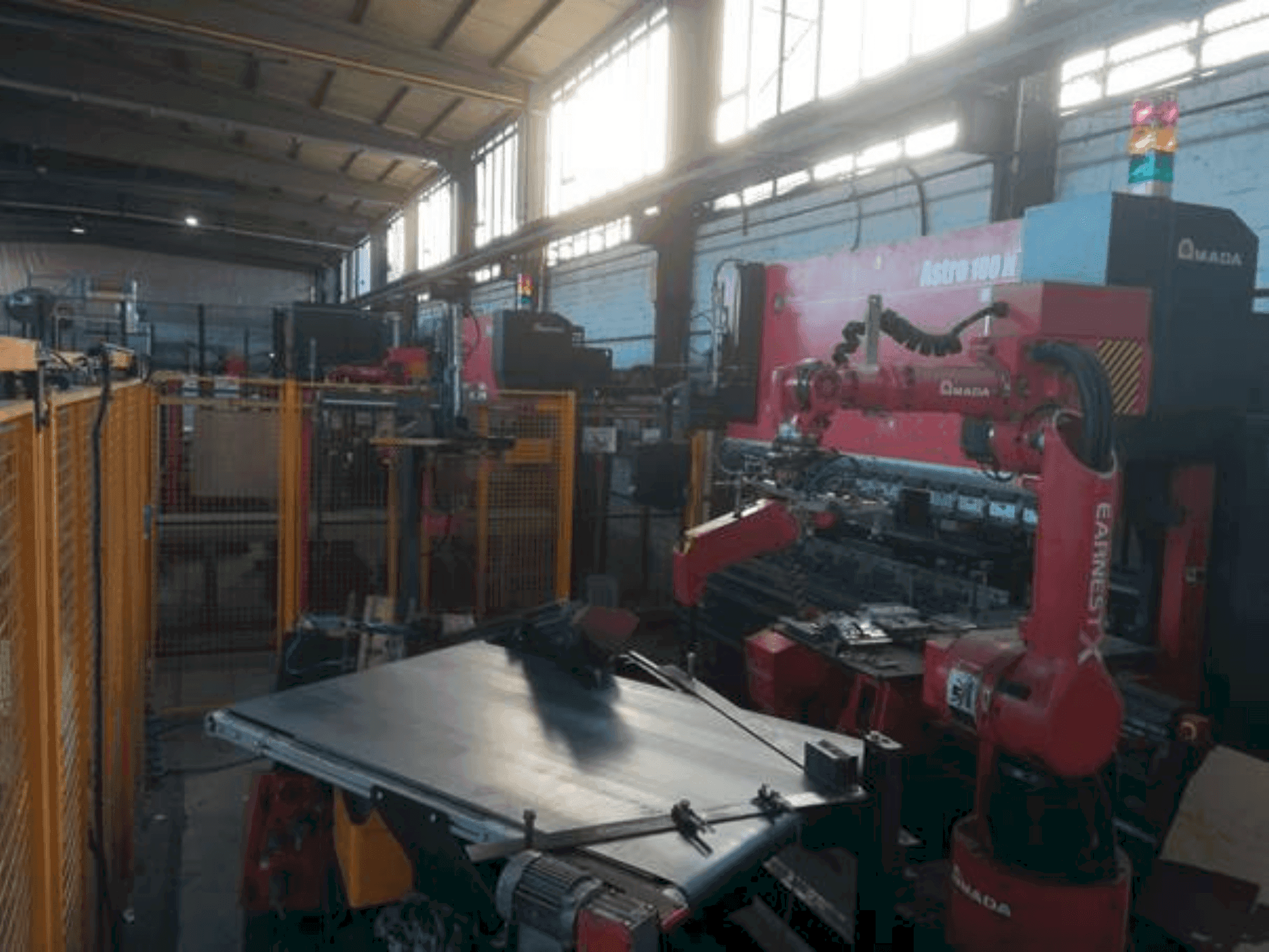 Vista frontal de la máquina AMADA Astro 100 NT