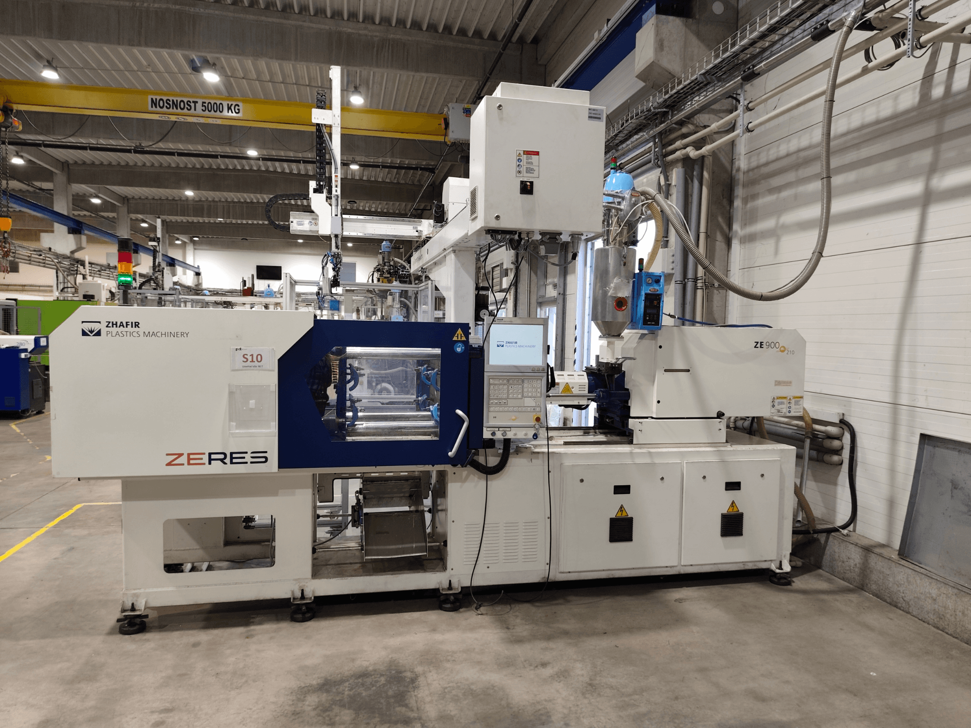 Máquina de moldeo por inyección eléctrica ZHAFIR ZERES ZE900/210B; vista frontal en la que se aprecian el panel de control y la zona de moldeo.