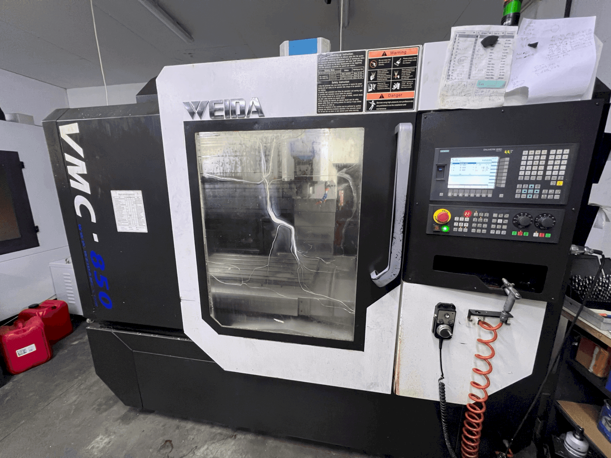 Vista frontal de la máquina WEIDA VMC850