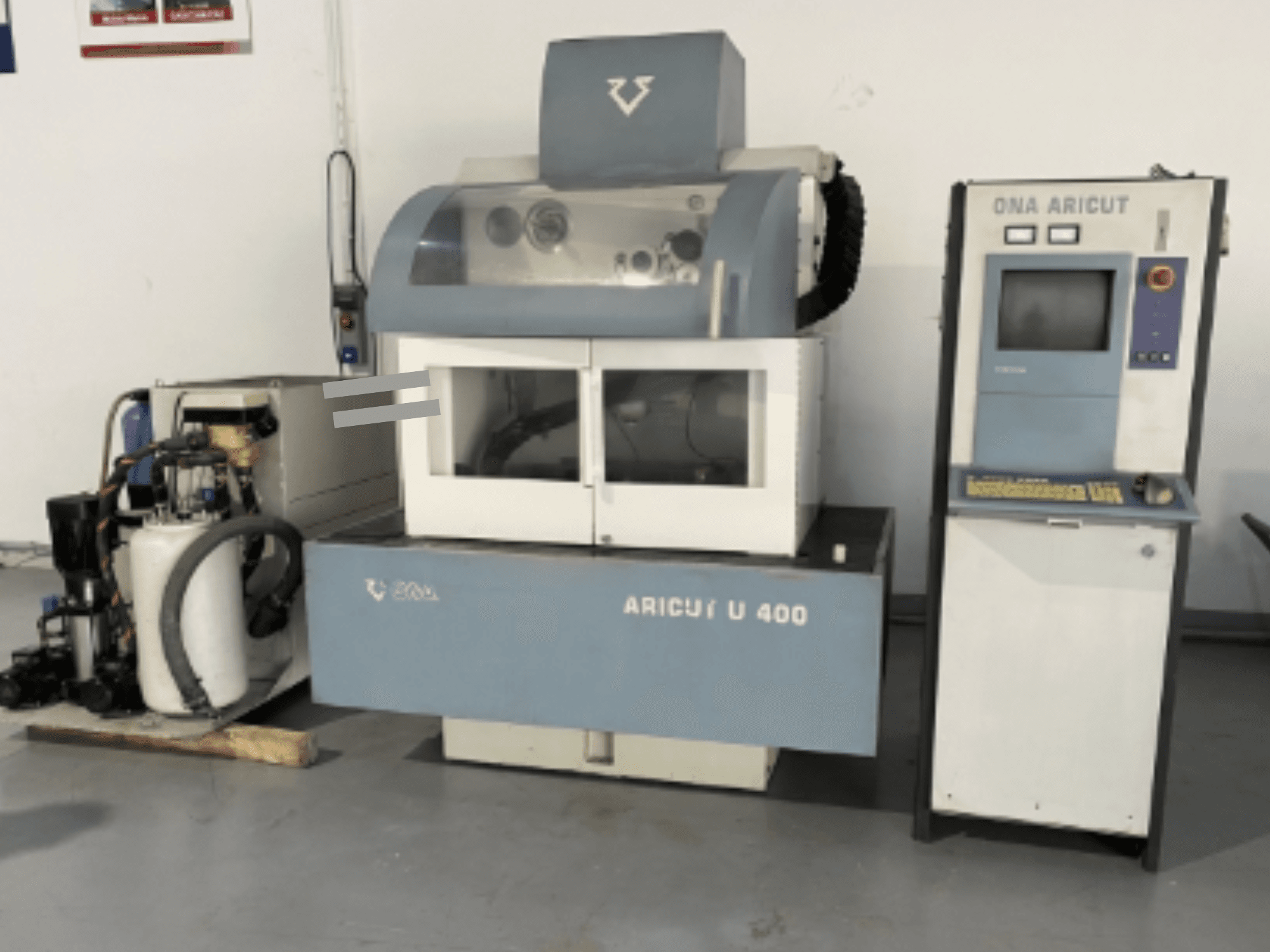 Máquina de electroerosión por hilo ONA U 400 vista de frente, con consola de control y unidad de refrigerante en el lateral.