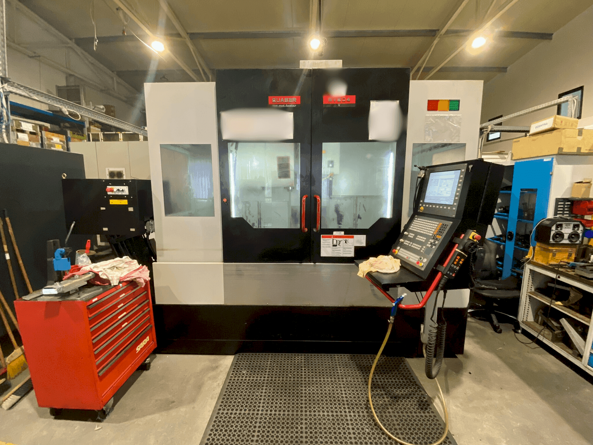 Vista frontal de la máquina Quaser MV204