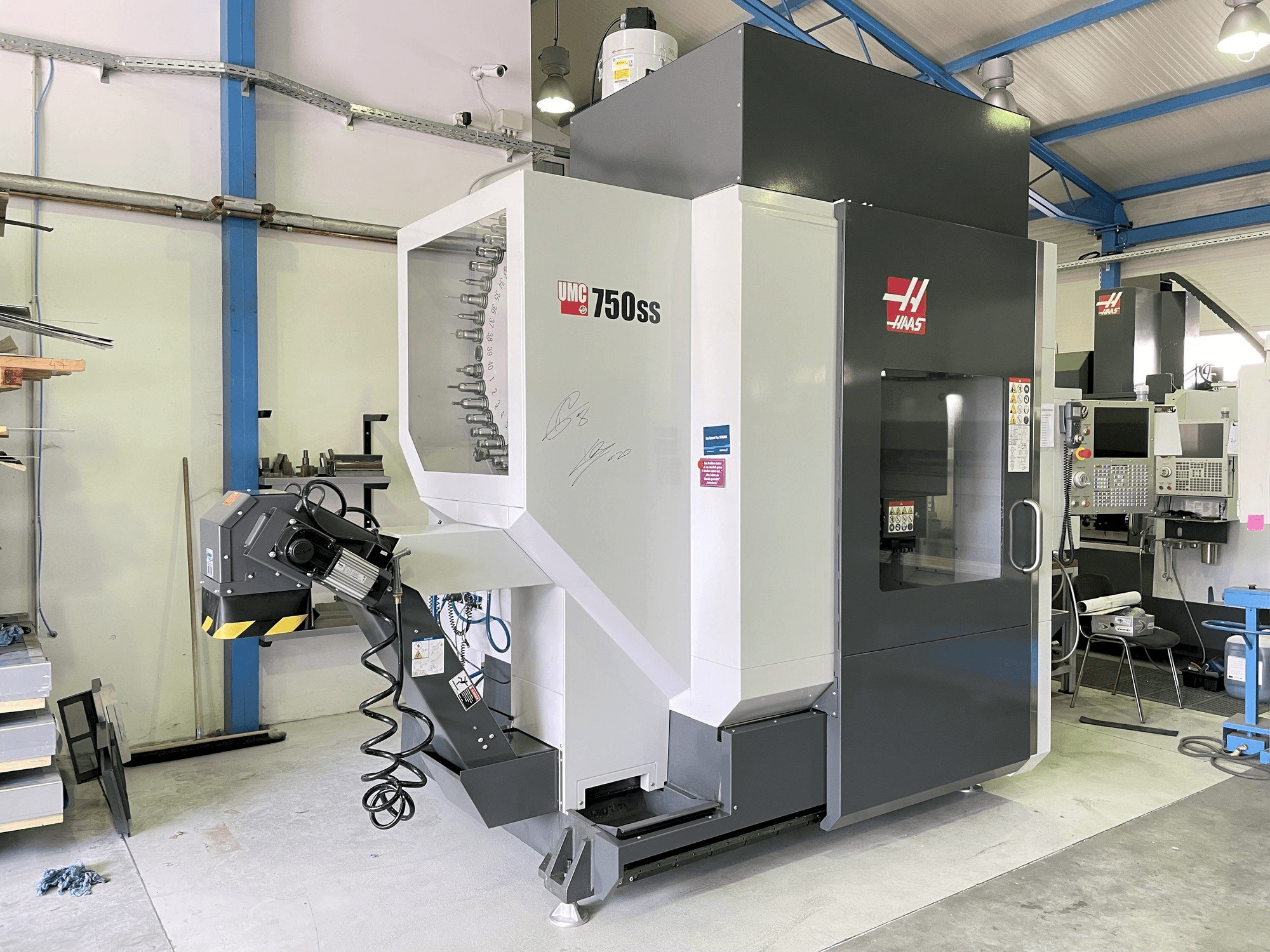 Vista frontal de la máquina HAAS UMC 750 SS