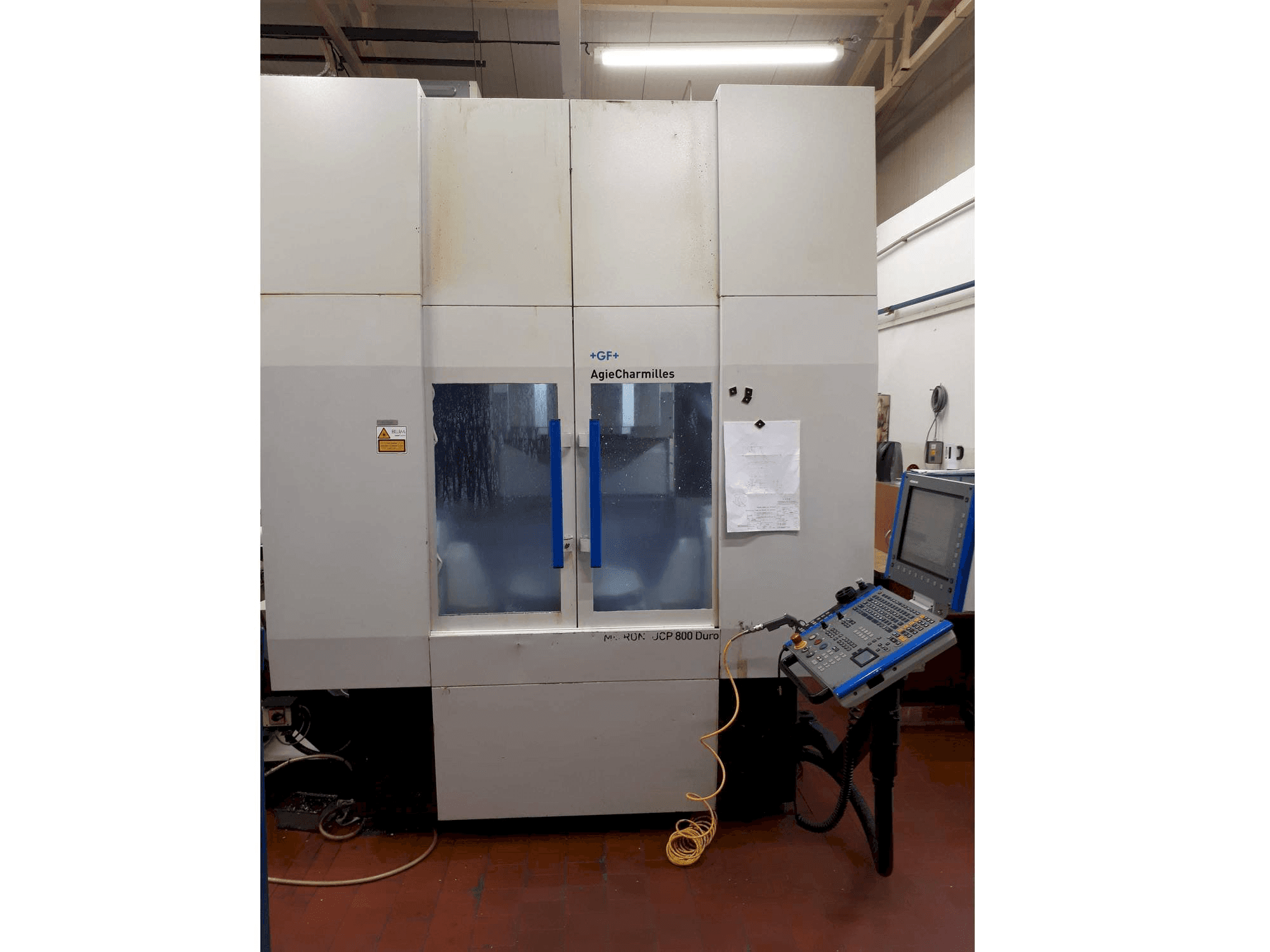 Vista frontal de la máquina GF Mikron UCP 800 Duro