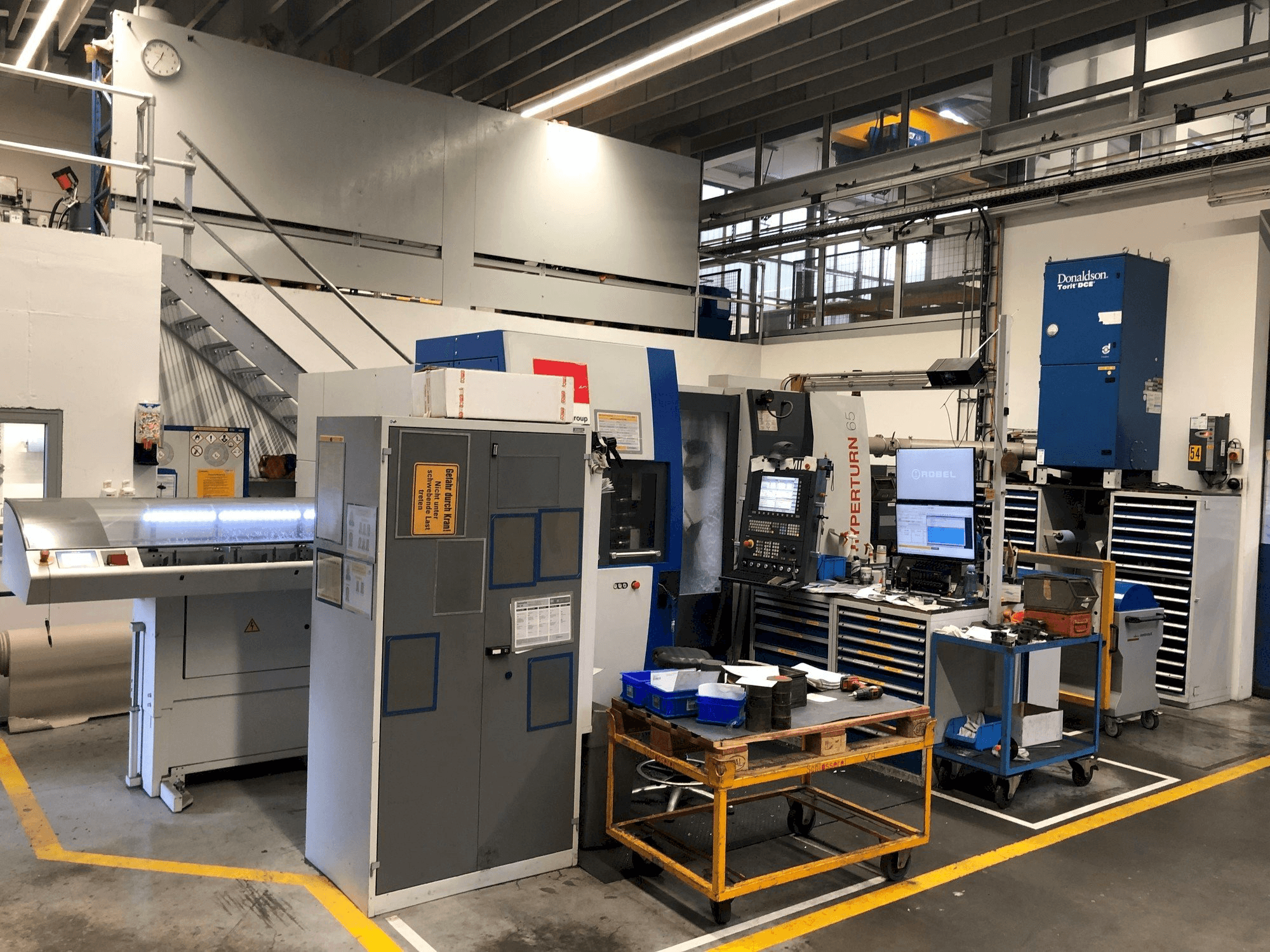 Vista frontal de la máquina EMCO HYPERTURM 65 PM