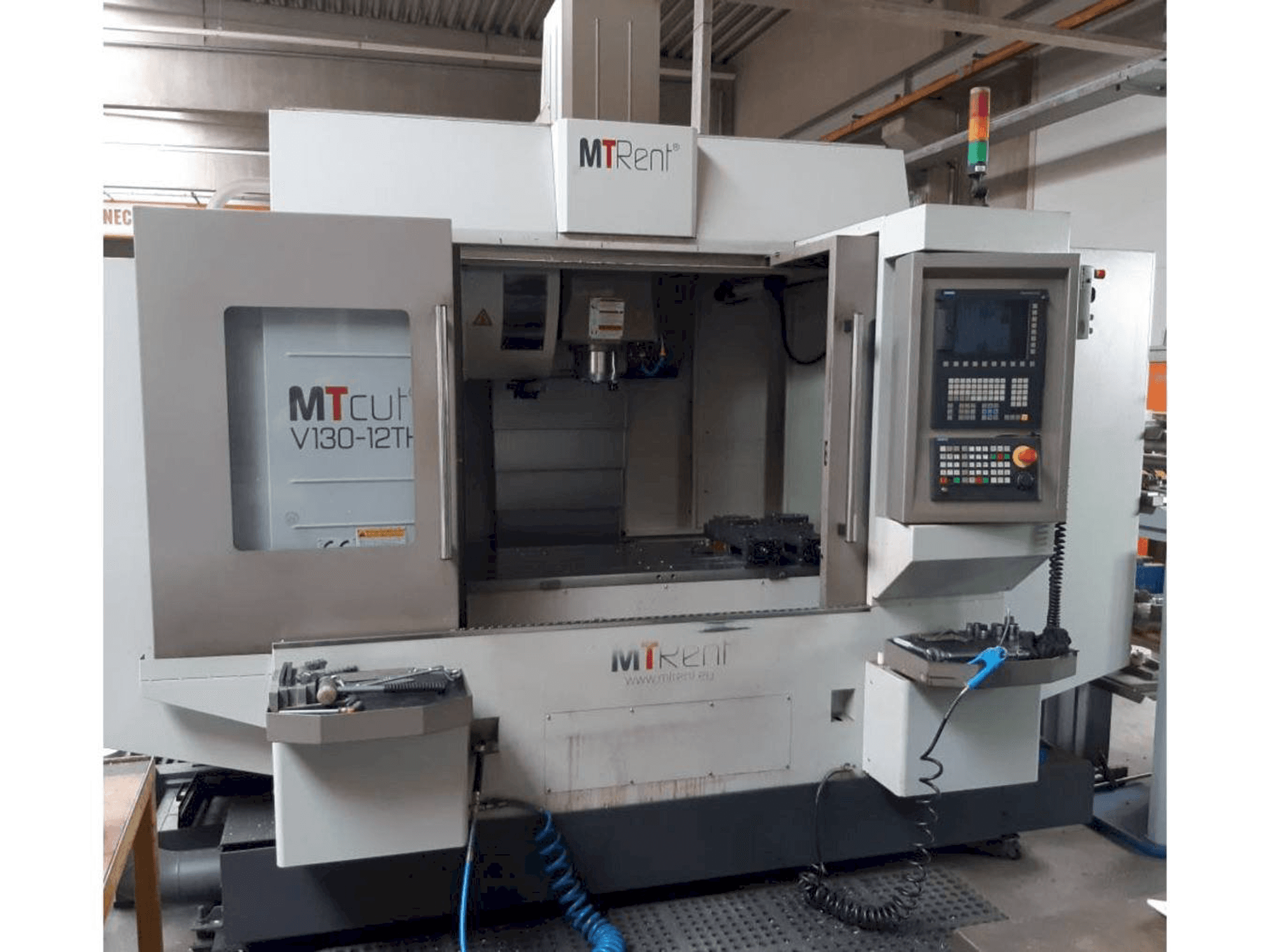 Vista frontal de la máquina MTcut V130-12TH