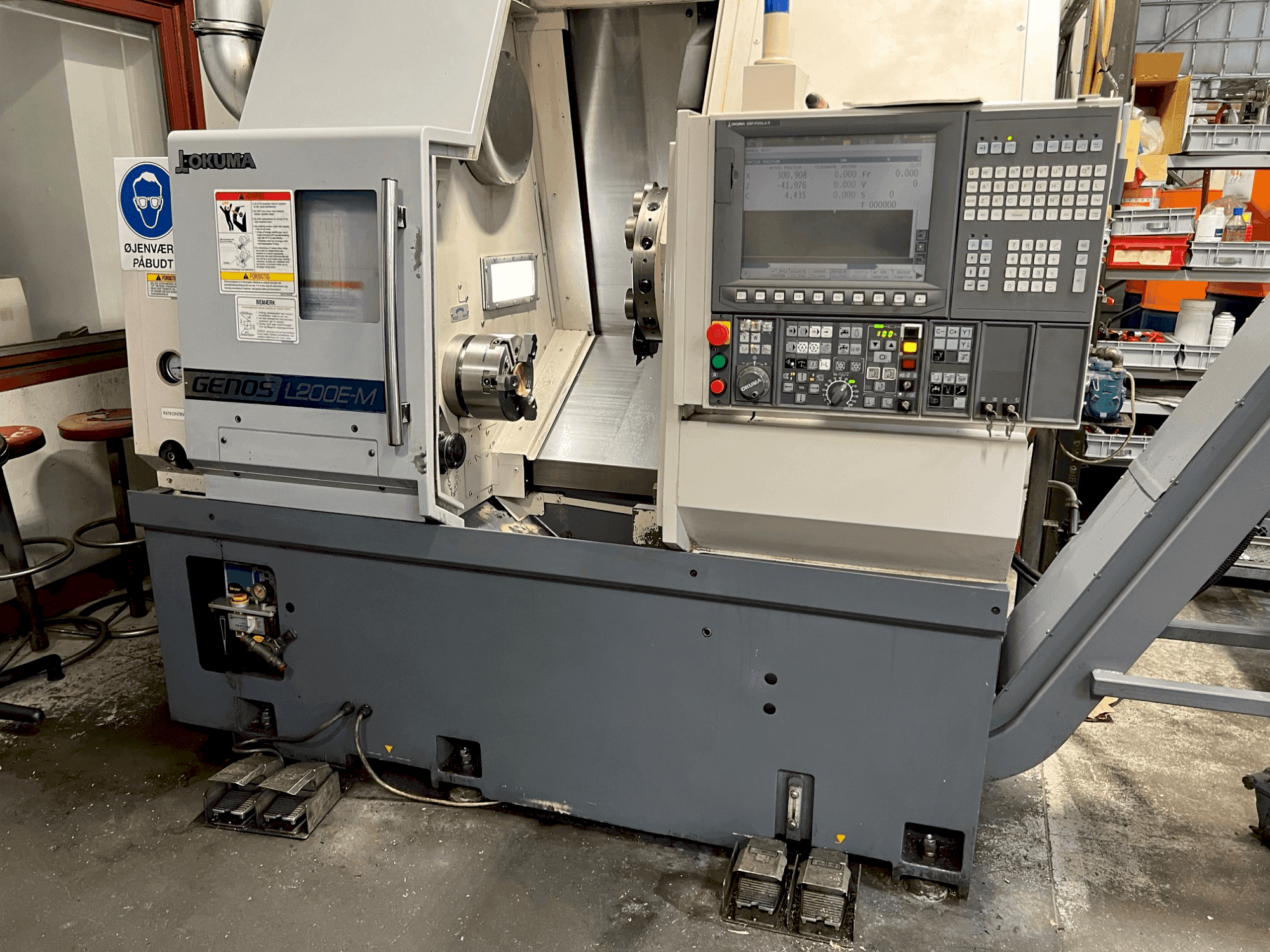 Vista frontal de la máquina Okuma GENOS L200E MY