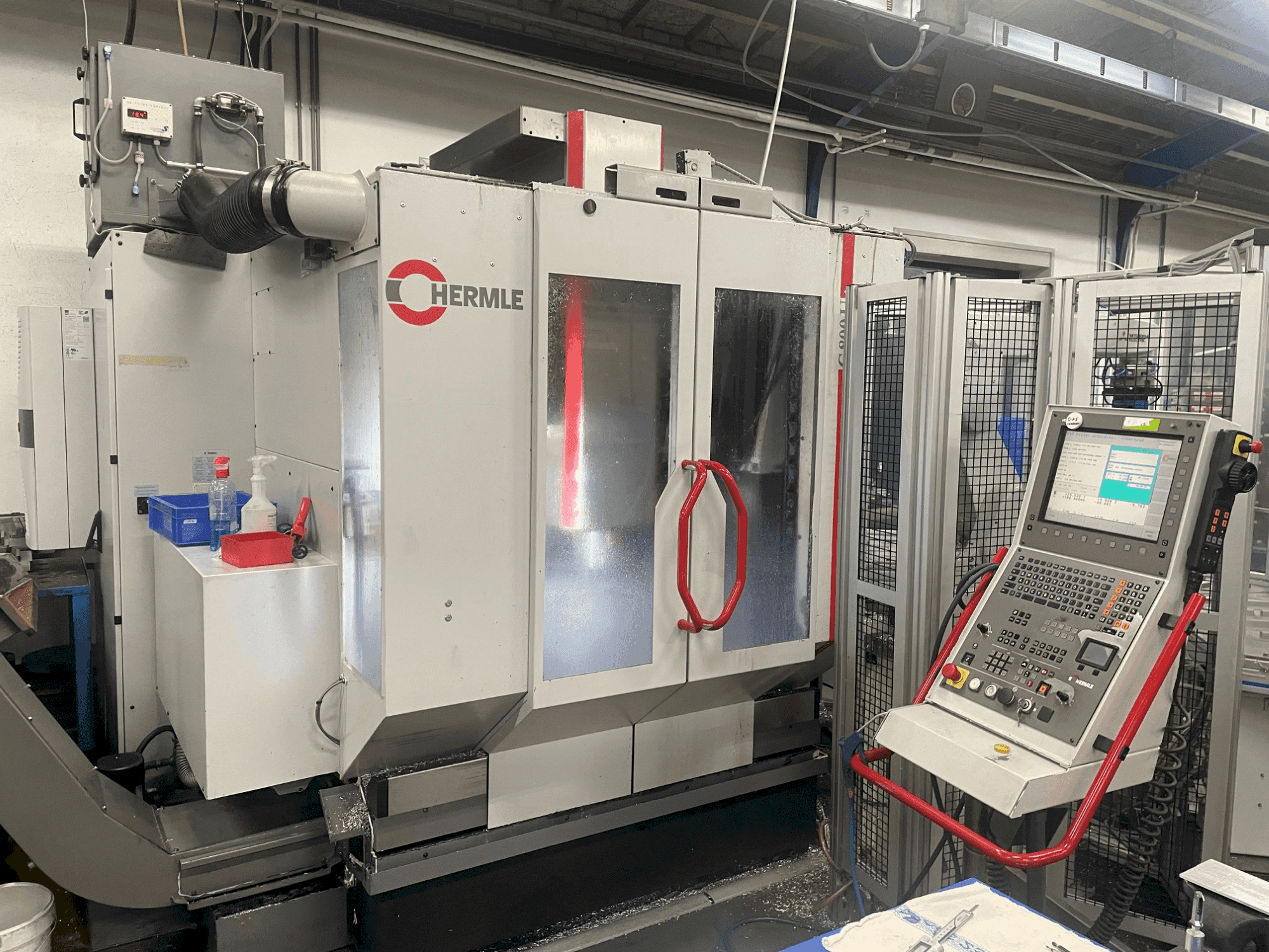 Vista frontal de la máquina HERMLE C 800 U