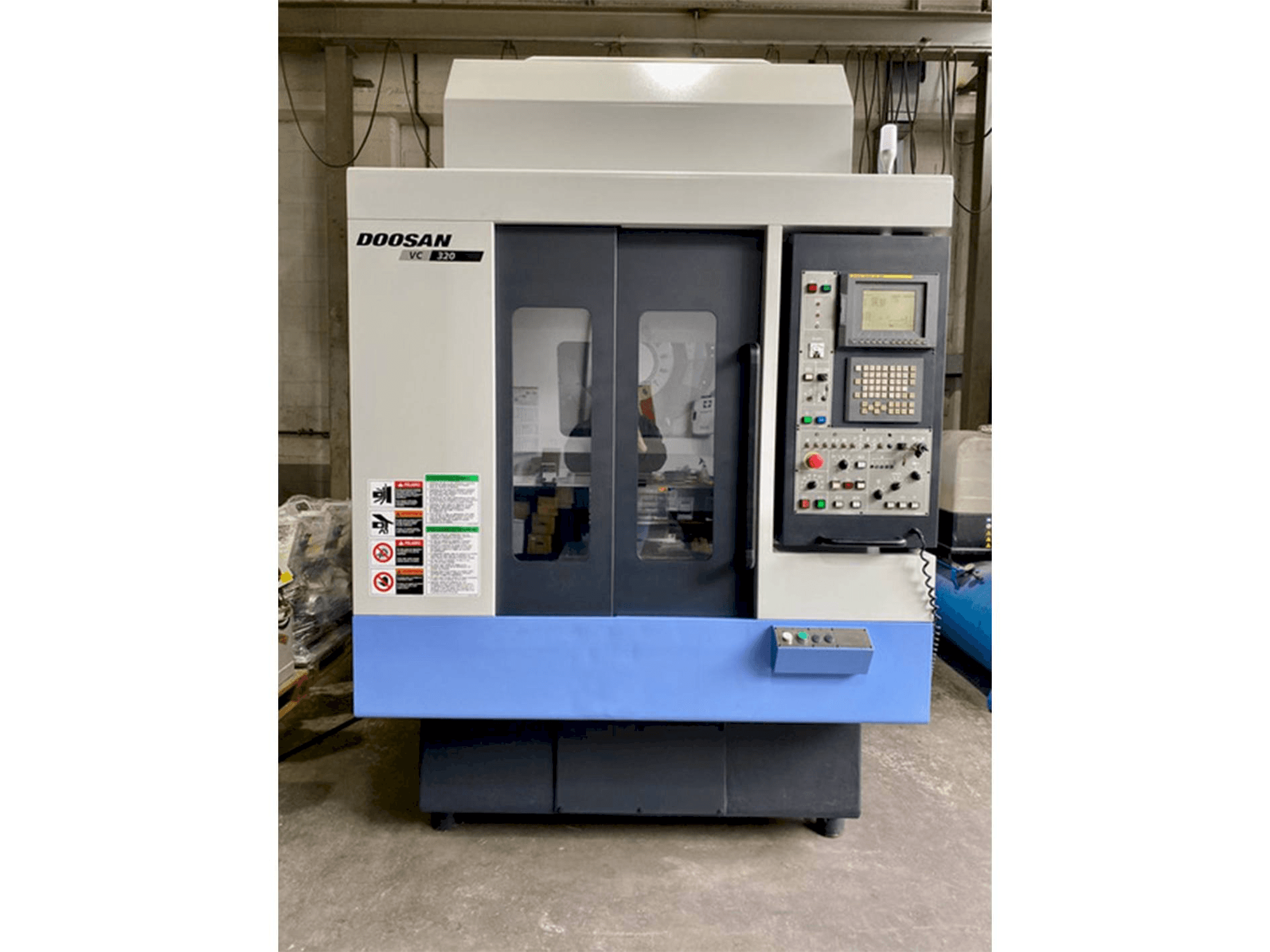 Vista frontal de la máquina Doosan VC 320