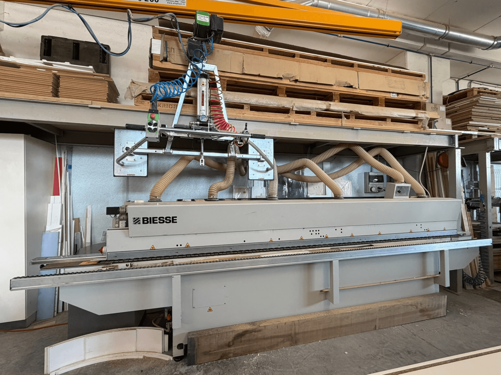 Máquina canteadora BIESSE AKRON 1330 en un taller, vista frontal con el panel de control y el sistema de extracción de polvo.
