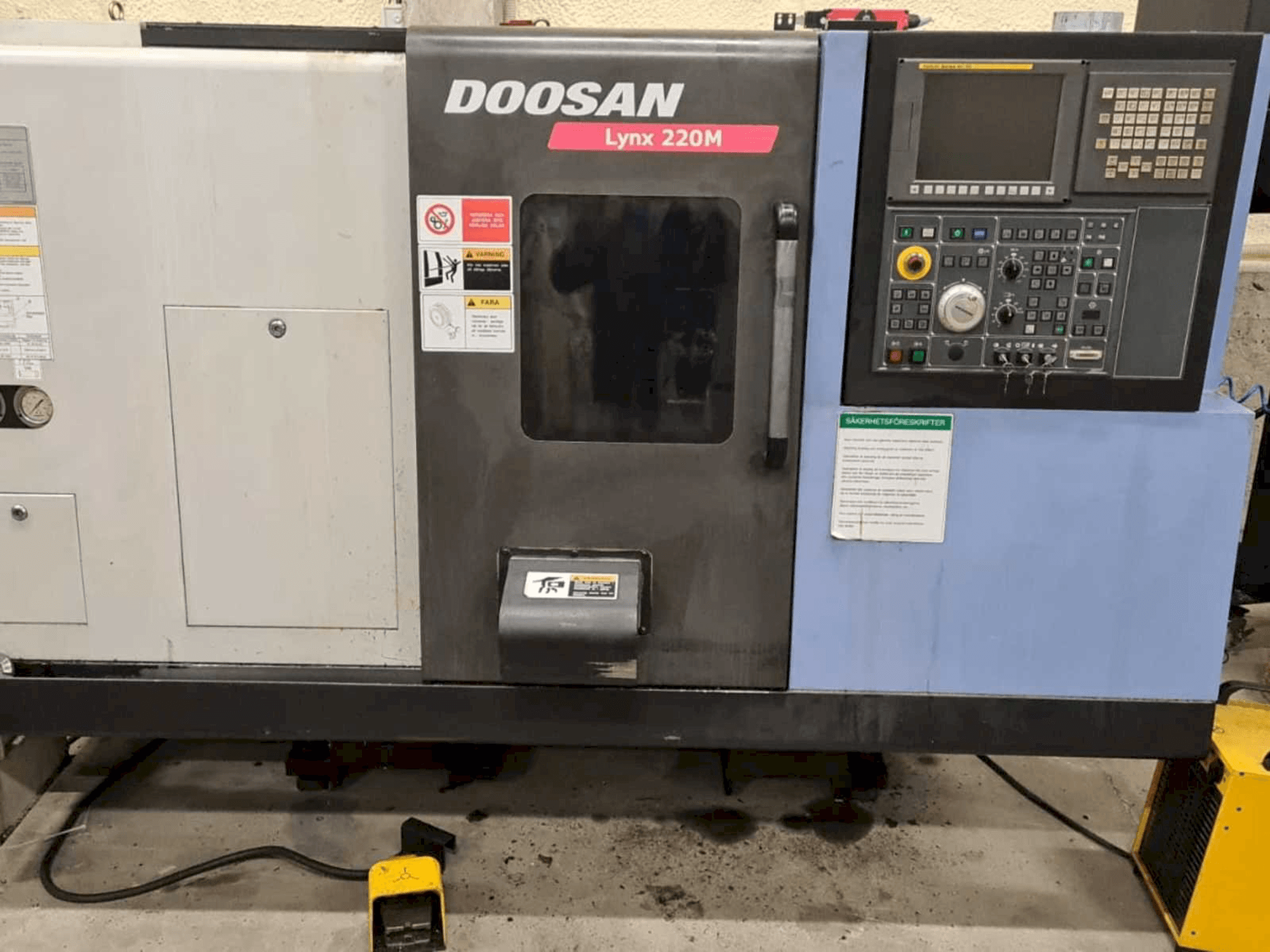 Vista frontal de la máquina Doosan Lynx 220MA + bar feeder LNS Express