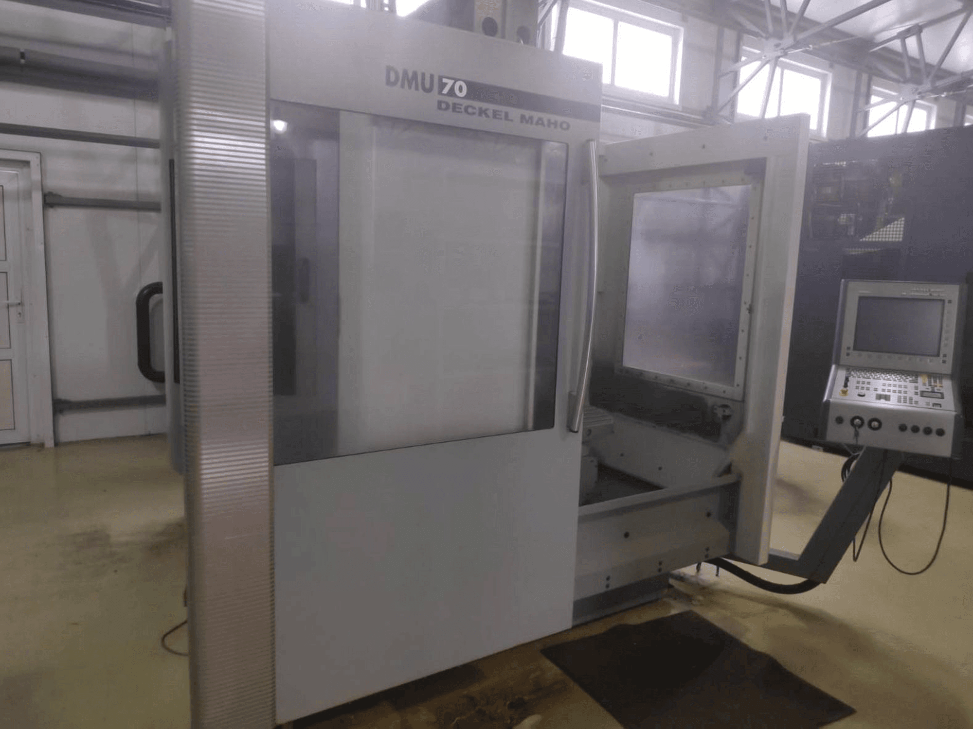 Vista frontal de la máquina DECKEL MAHO DMU 70