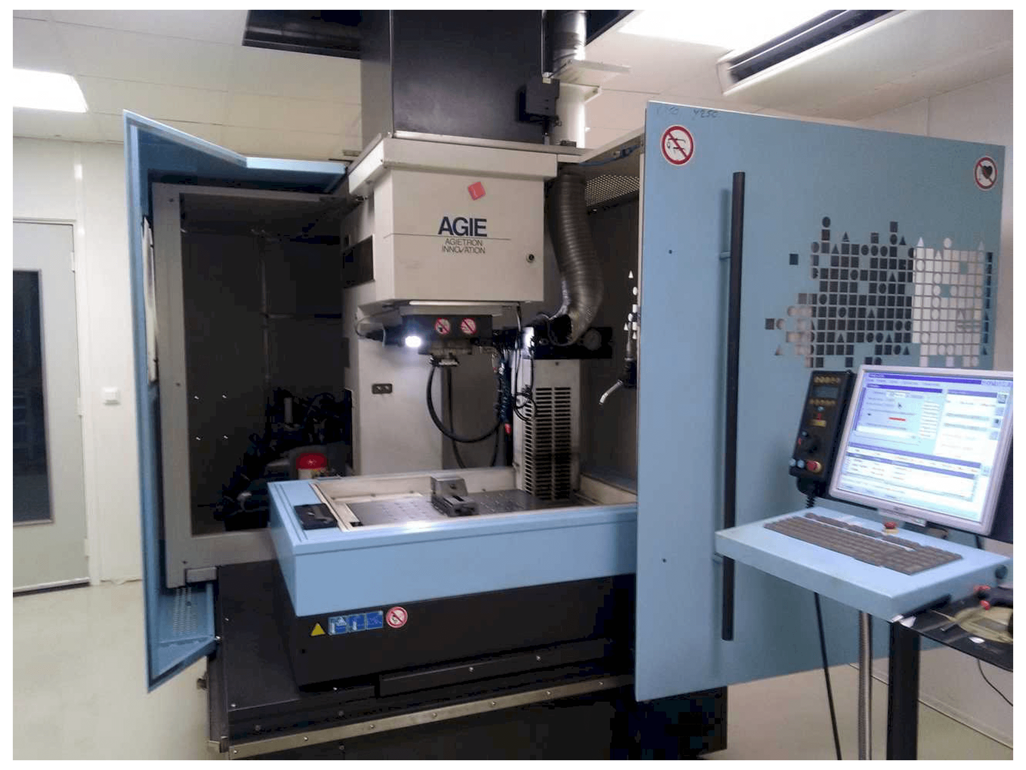 Vista frontal de la máquina AGIE AGIETRON INNOVATION 2