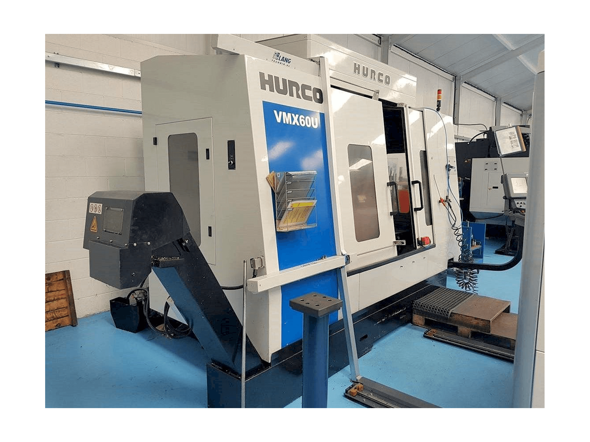 Vista frontal de la máquina Hurco VMX 60U