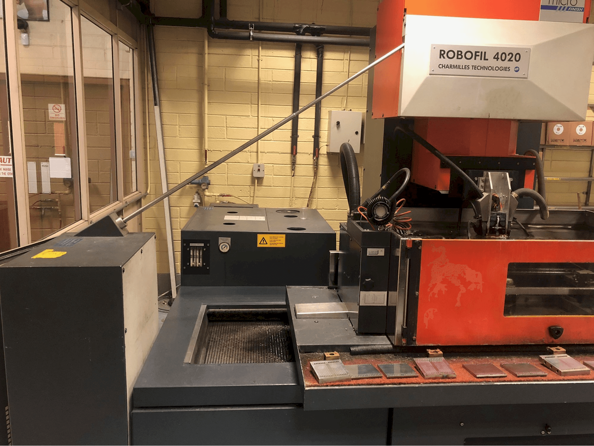 Vista frontal de la máquina CHARMILLES ROBOFIL 4020