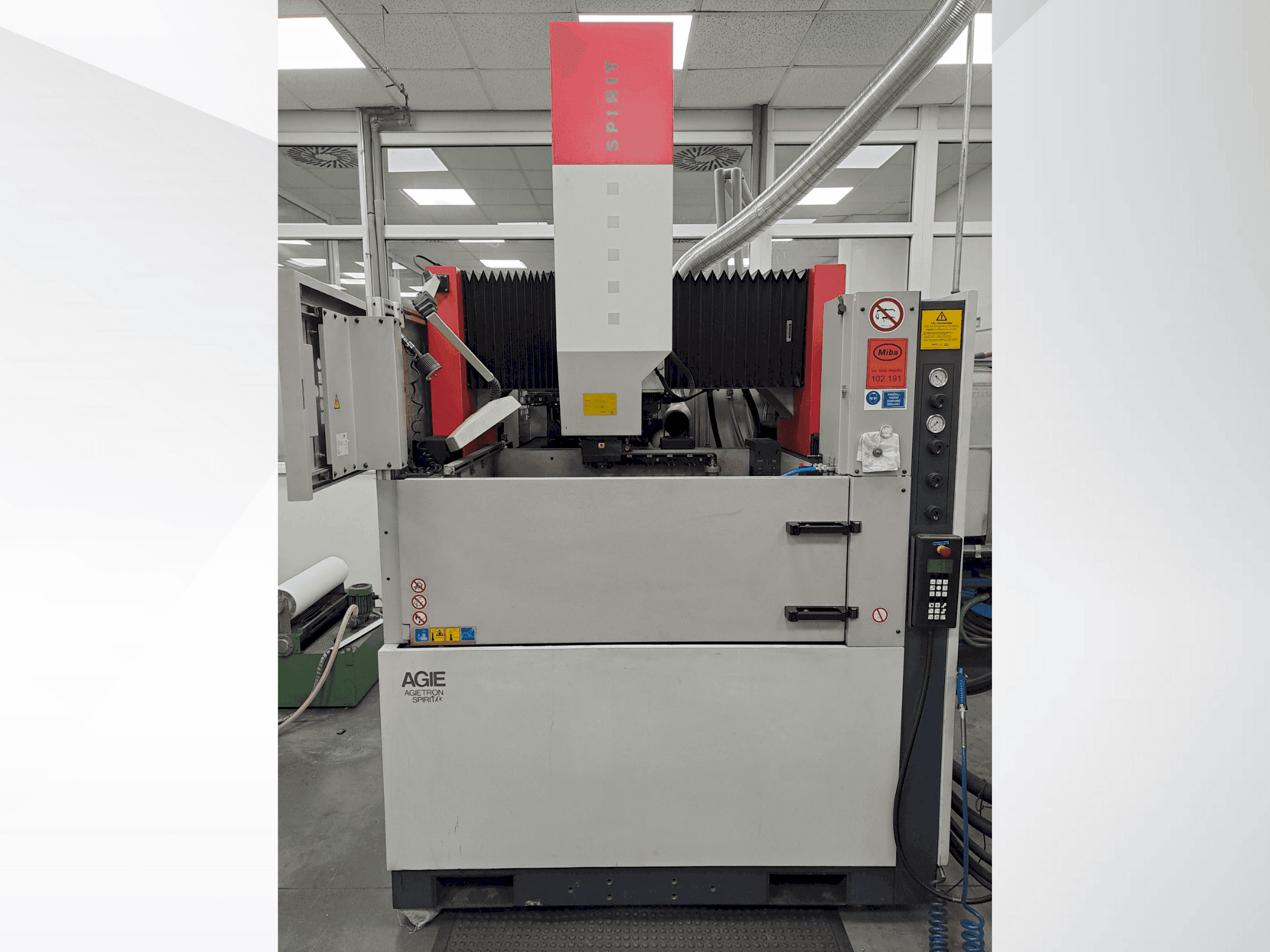 Vista frontal de la máquina AGIE AGIETRON SPIRIT 4