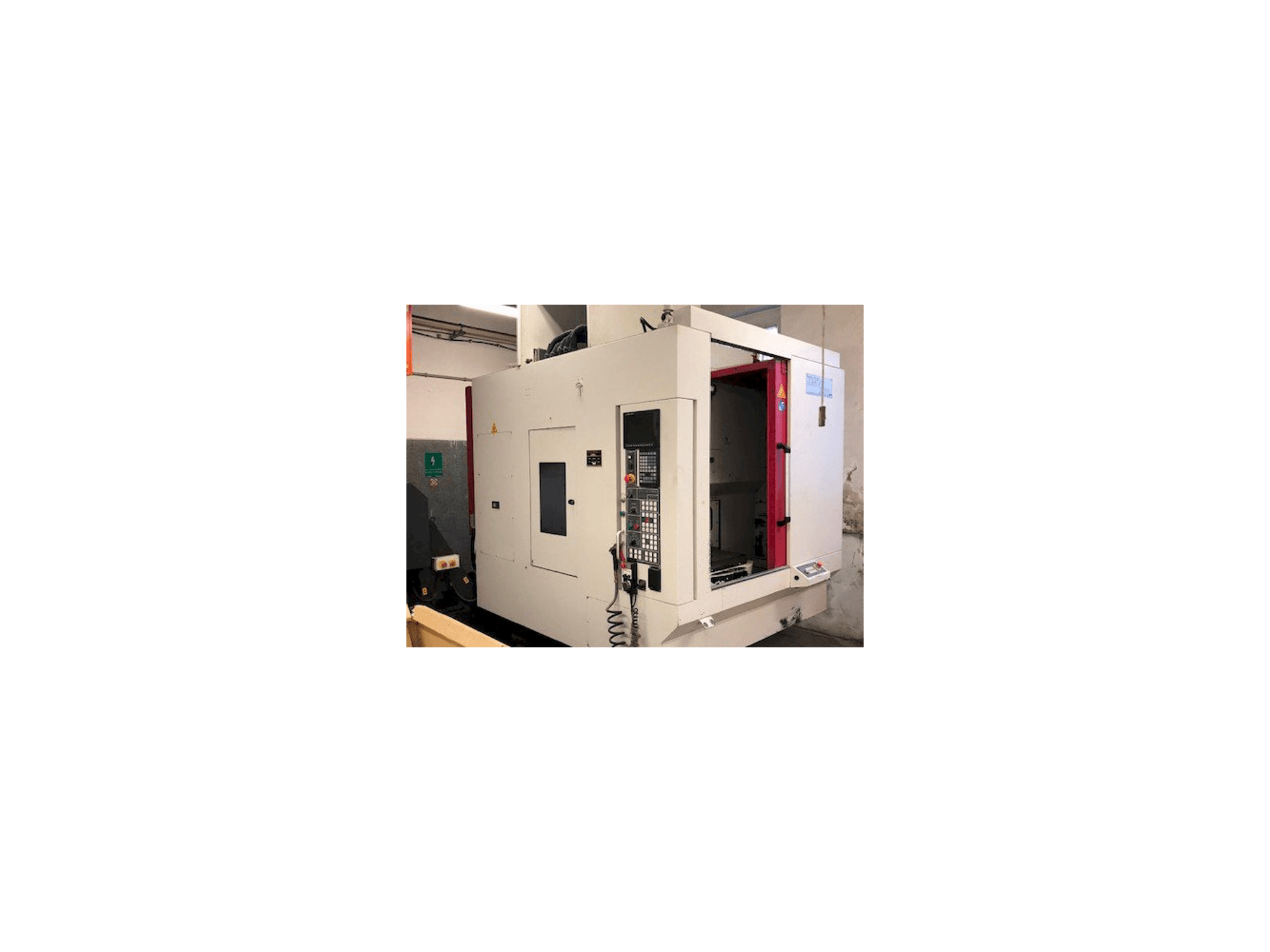 Vista frontal de la máquina Akira Seiki RMV 700 APC