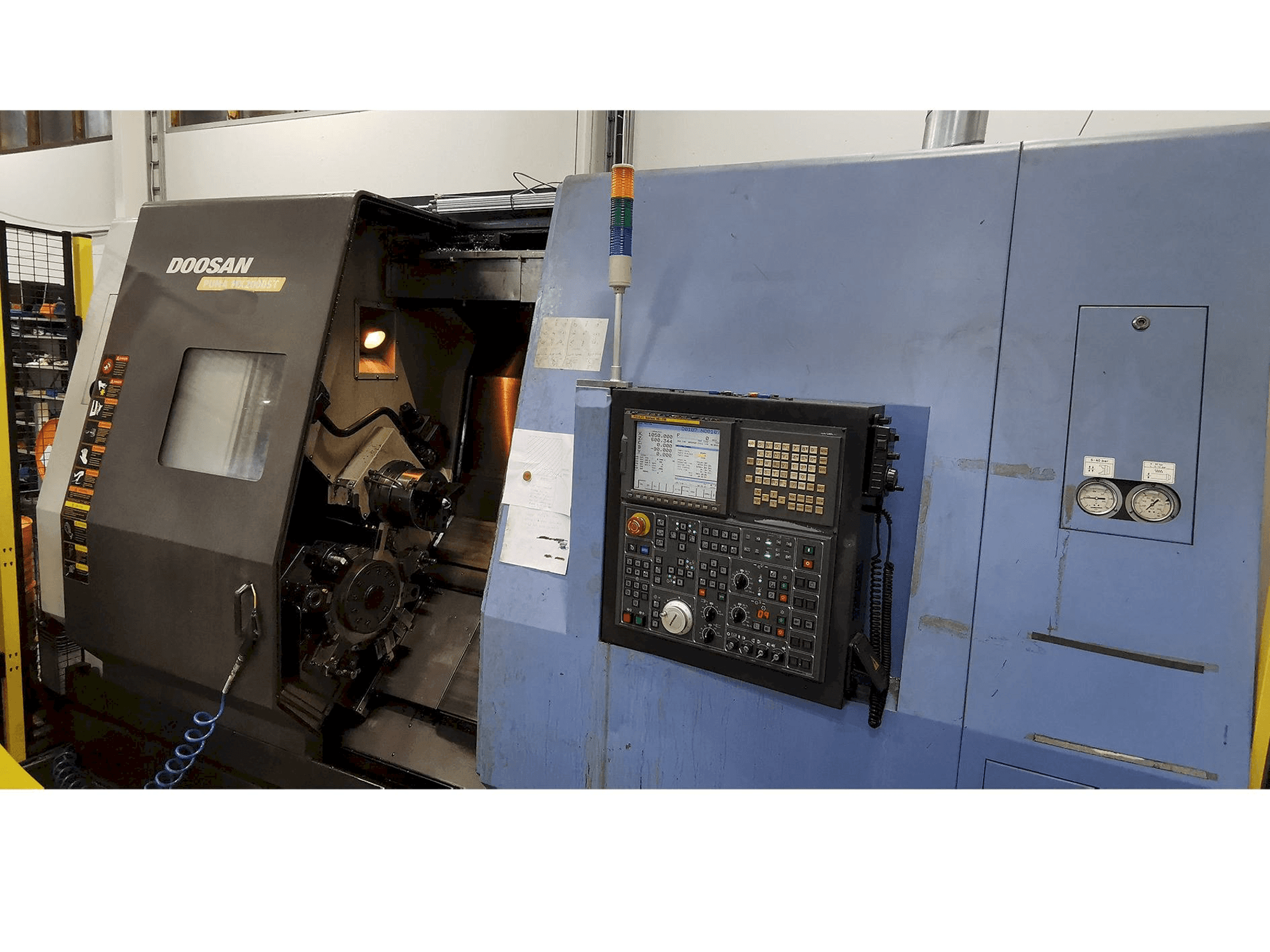 Vista frontal de la máquina Doosan Puma MX 2000 ST