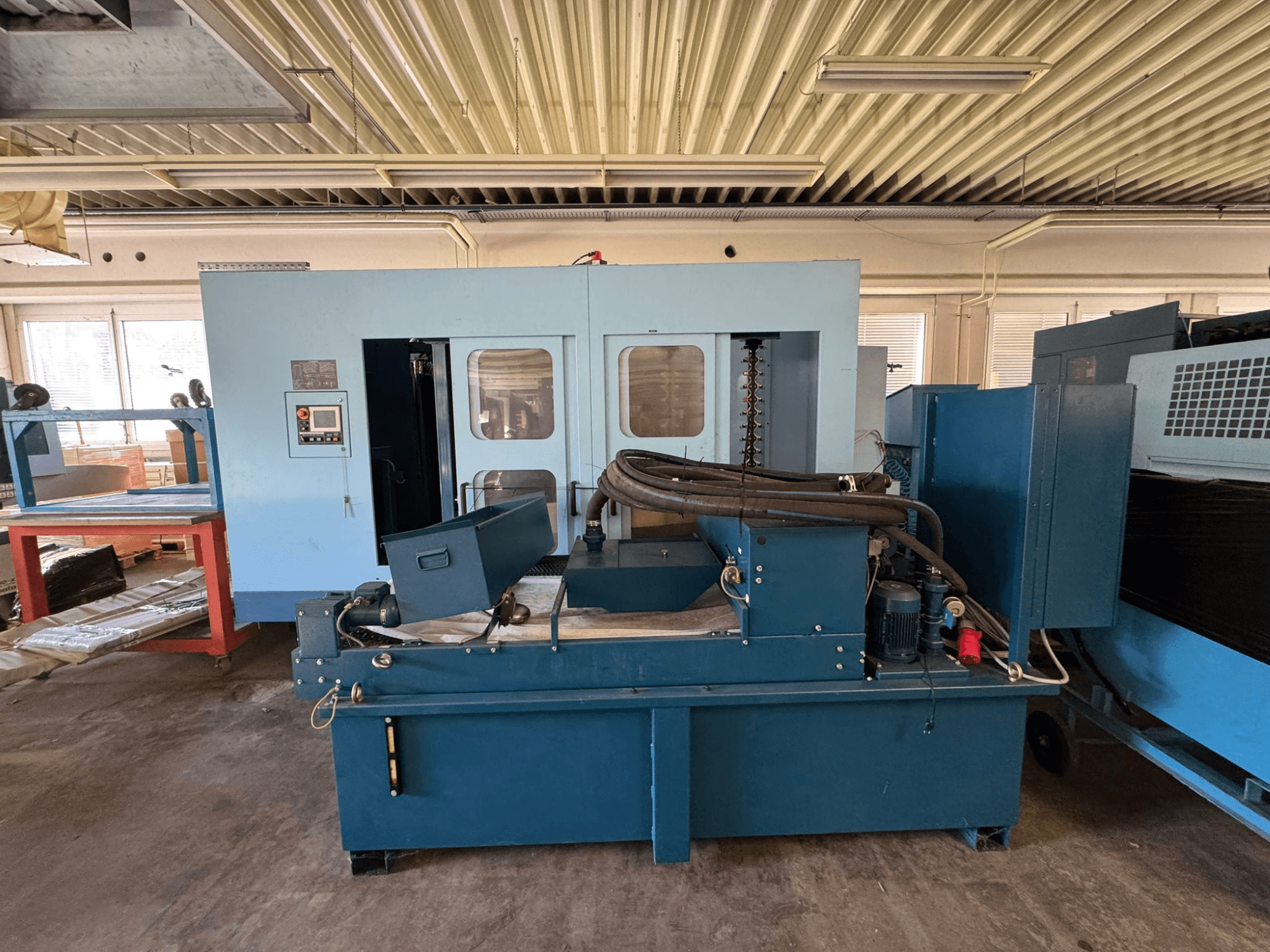 Centro de mecanizado horizontal Matsuura H. Plus 405 en color azul, vista frontal, en la que se aprecian el panel de control y los componentes de la máquina.