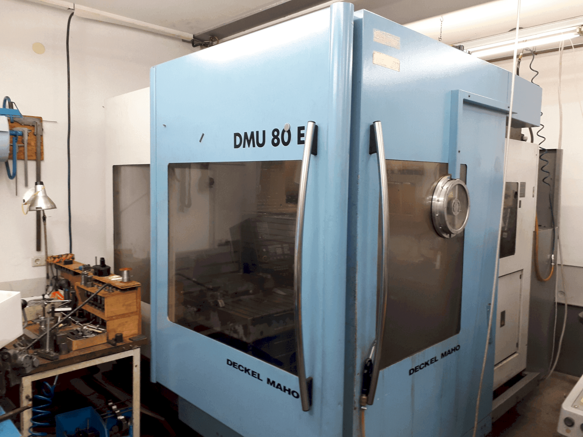 Vista frontal de la máquina DECKEL MAHO DMU 80E